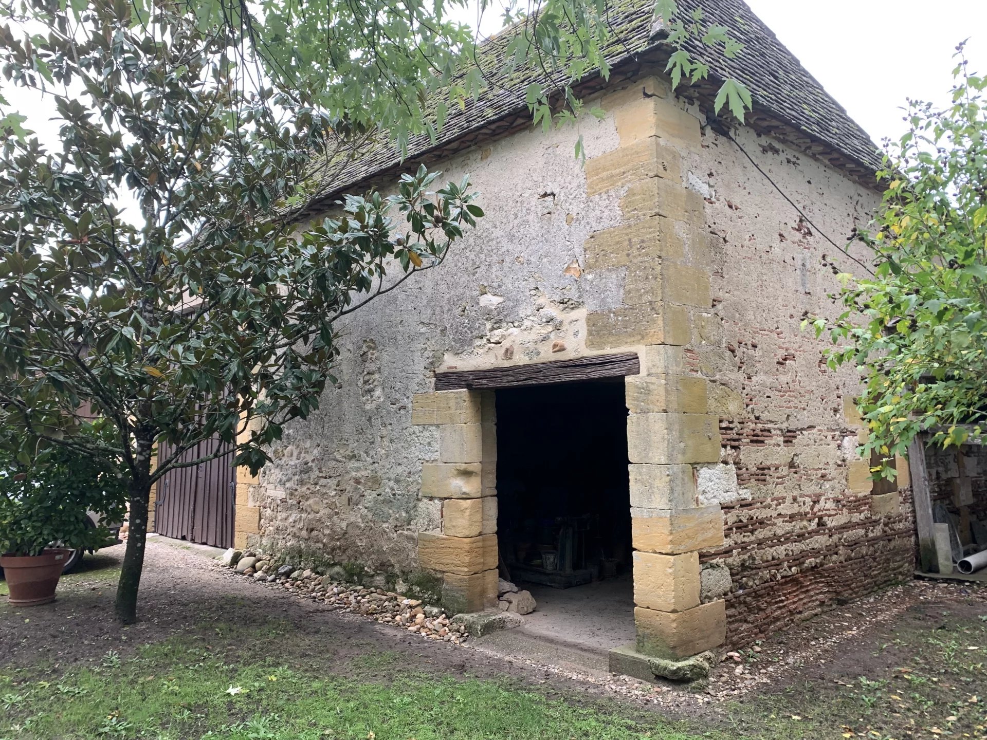 Maison en pierre avec dépendances bordée par 2 ruisseaux