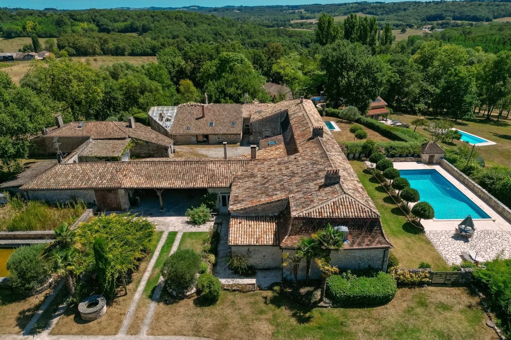 Très bel ensemble avec manoir sur 11 ha de terrain entre Bordeaux et Bergerac