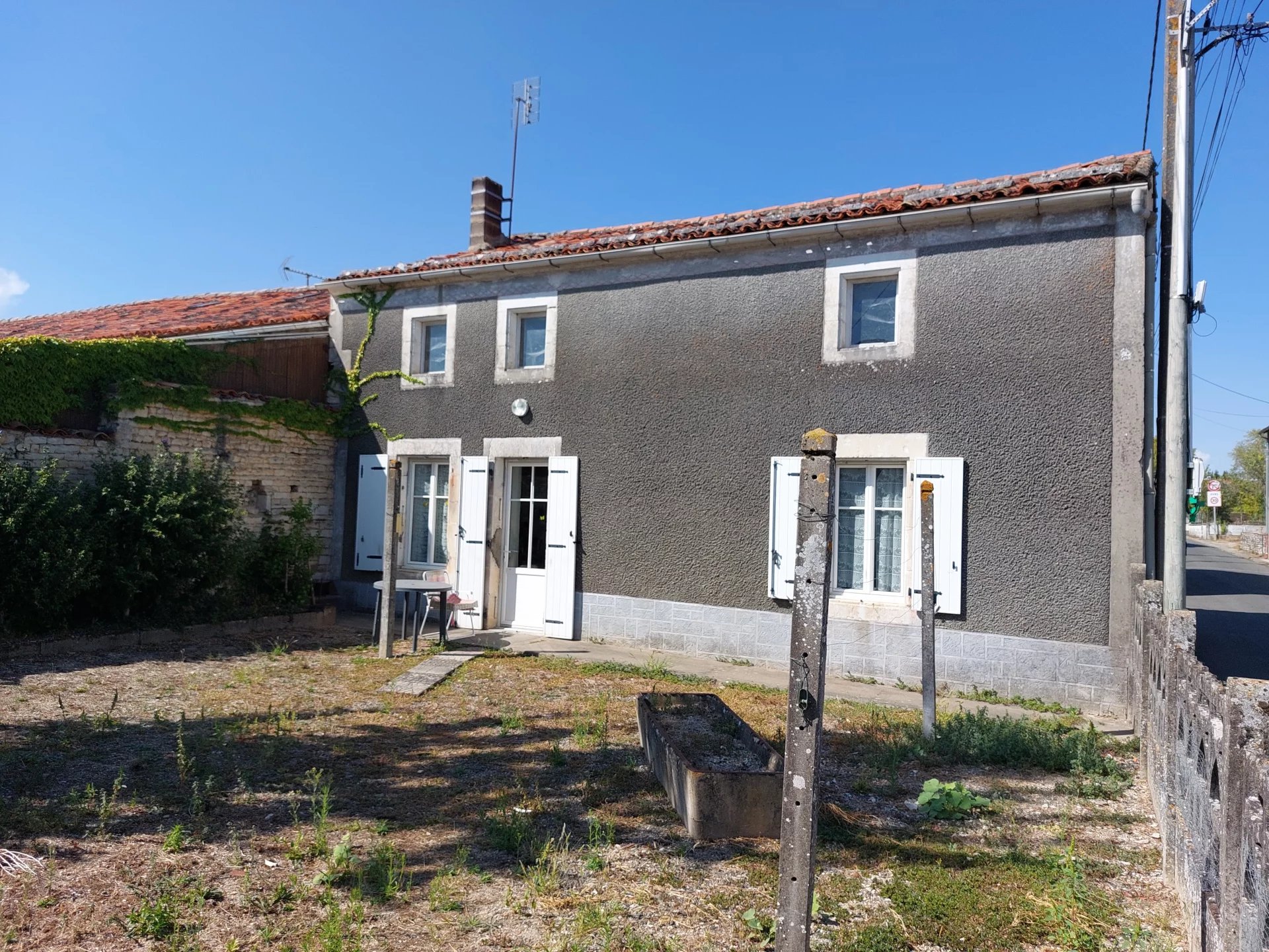 Maison de village avec jardin et dépendances près commerces