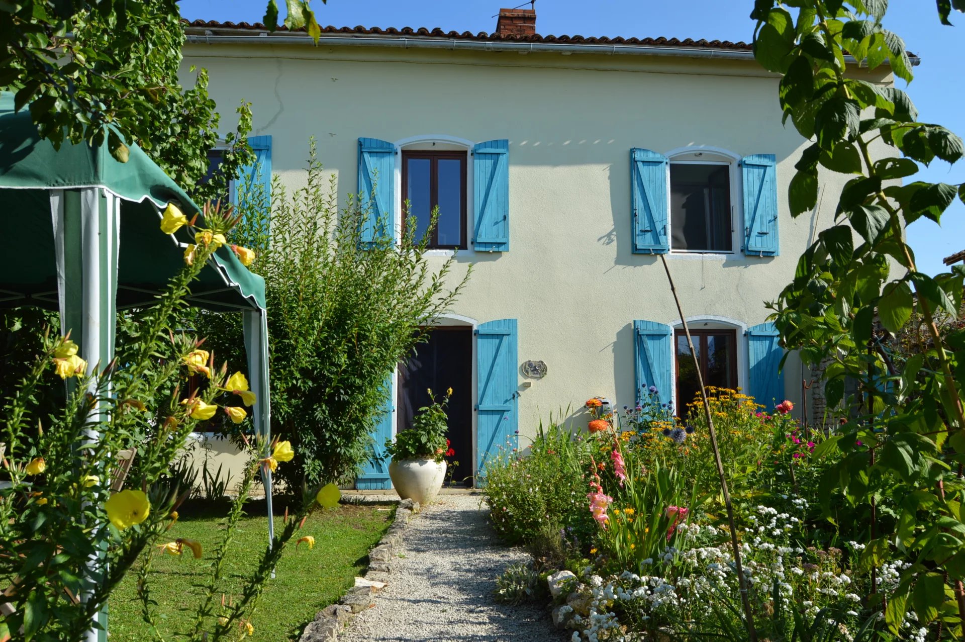 Maison de village avec maison d'amis, dépendances et jardin