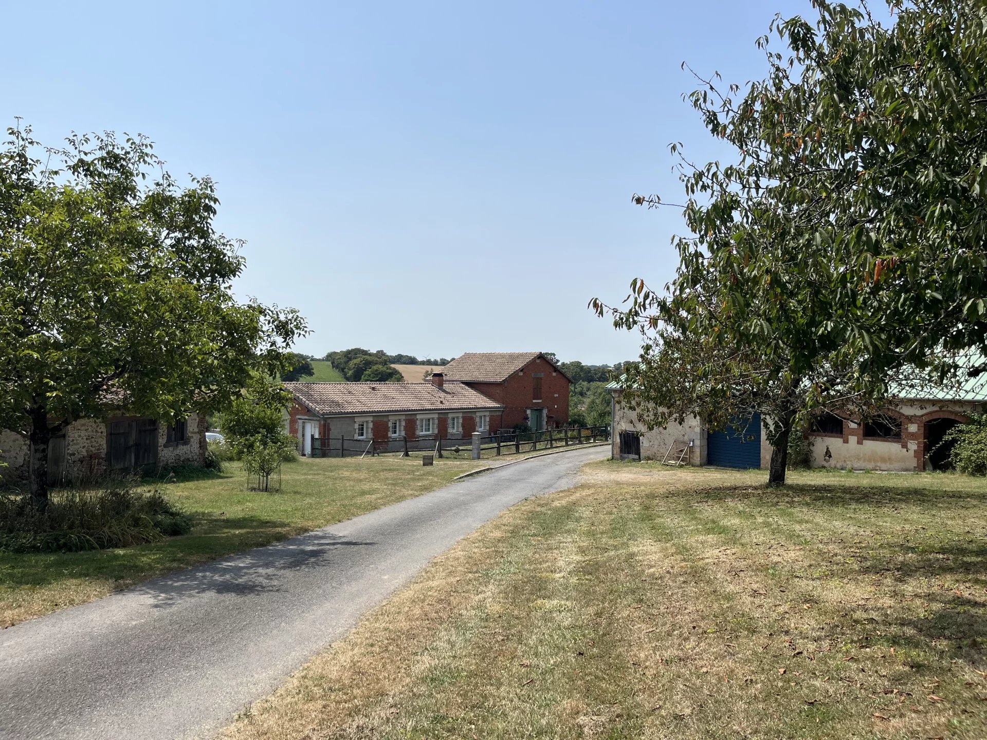 Maison de campagne rénovée avec vue imprenable sur 4,4 hectares