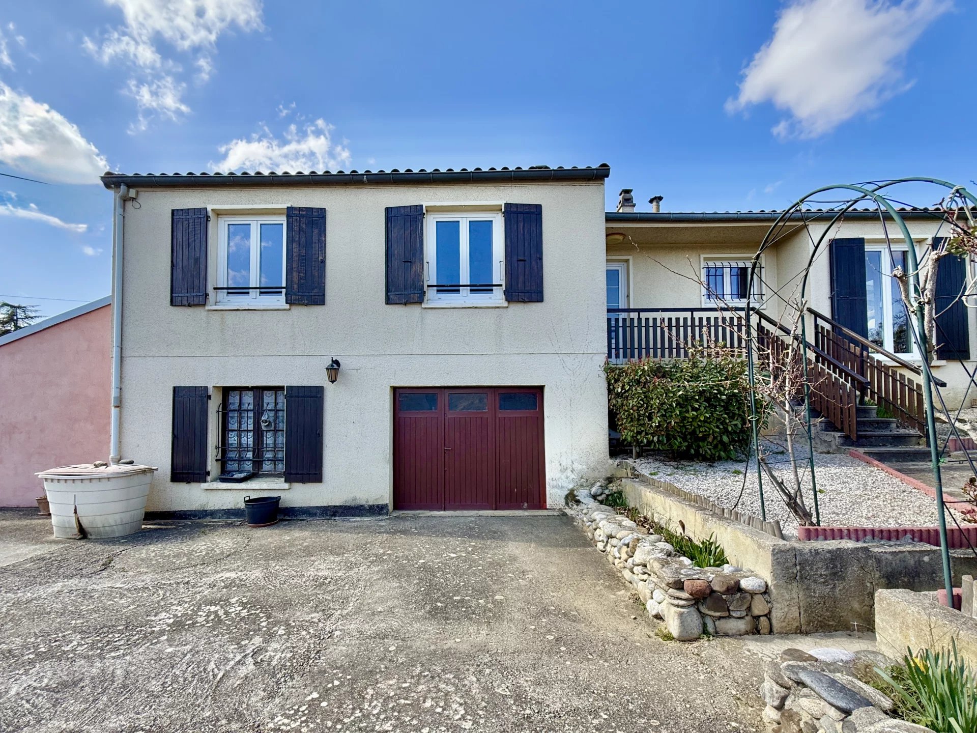 Single-level 3-bedroom home with garage, workshop and countryside views