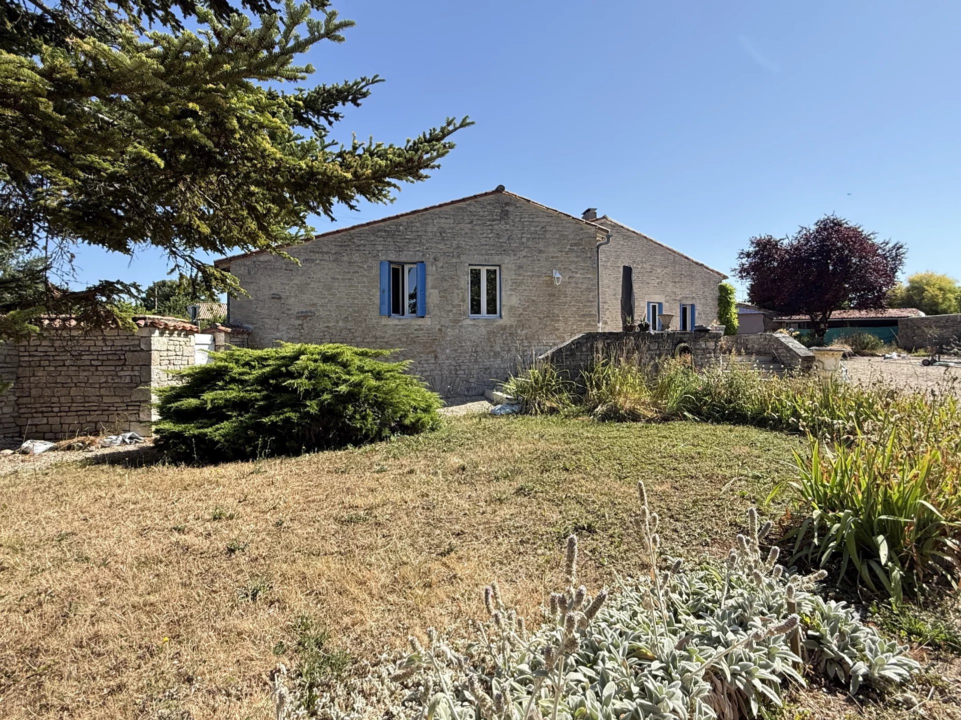 Superbe propriété en pierre proche de toutes commodités