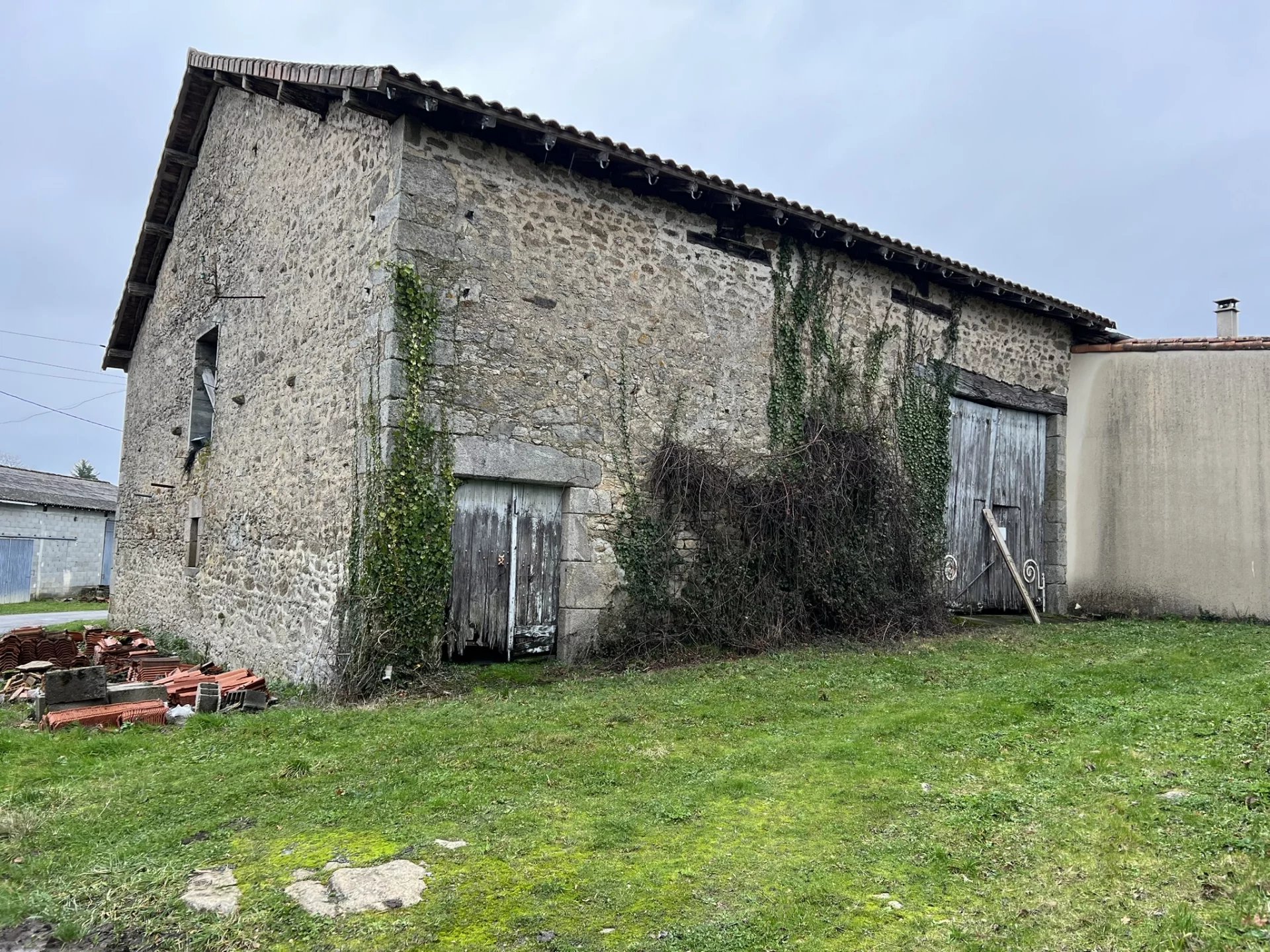 Stone barn, large workshop and garage (not constructible)
