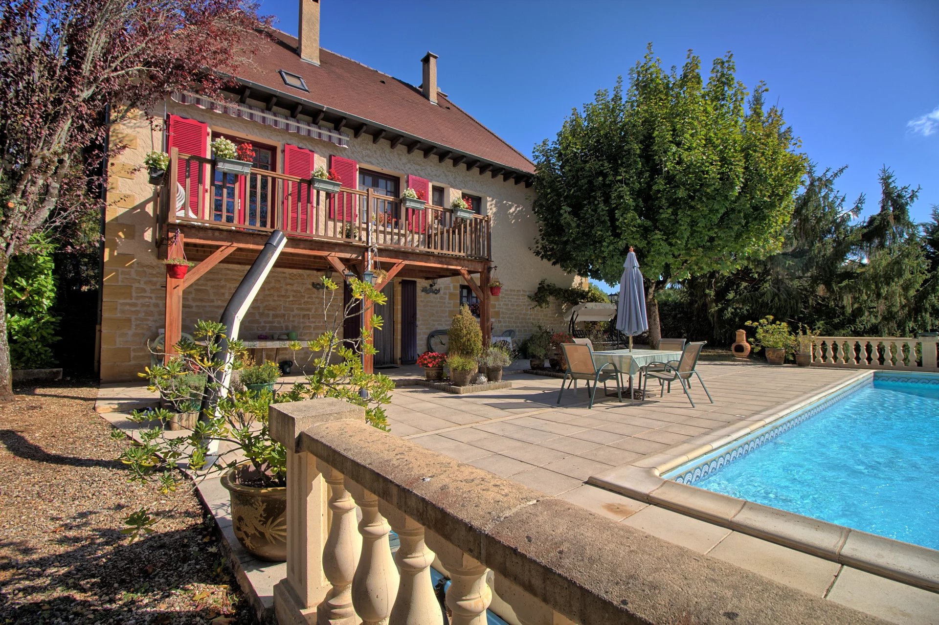 Detached 4/5 bed house with pool. Nr Sarlat