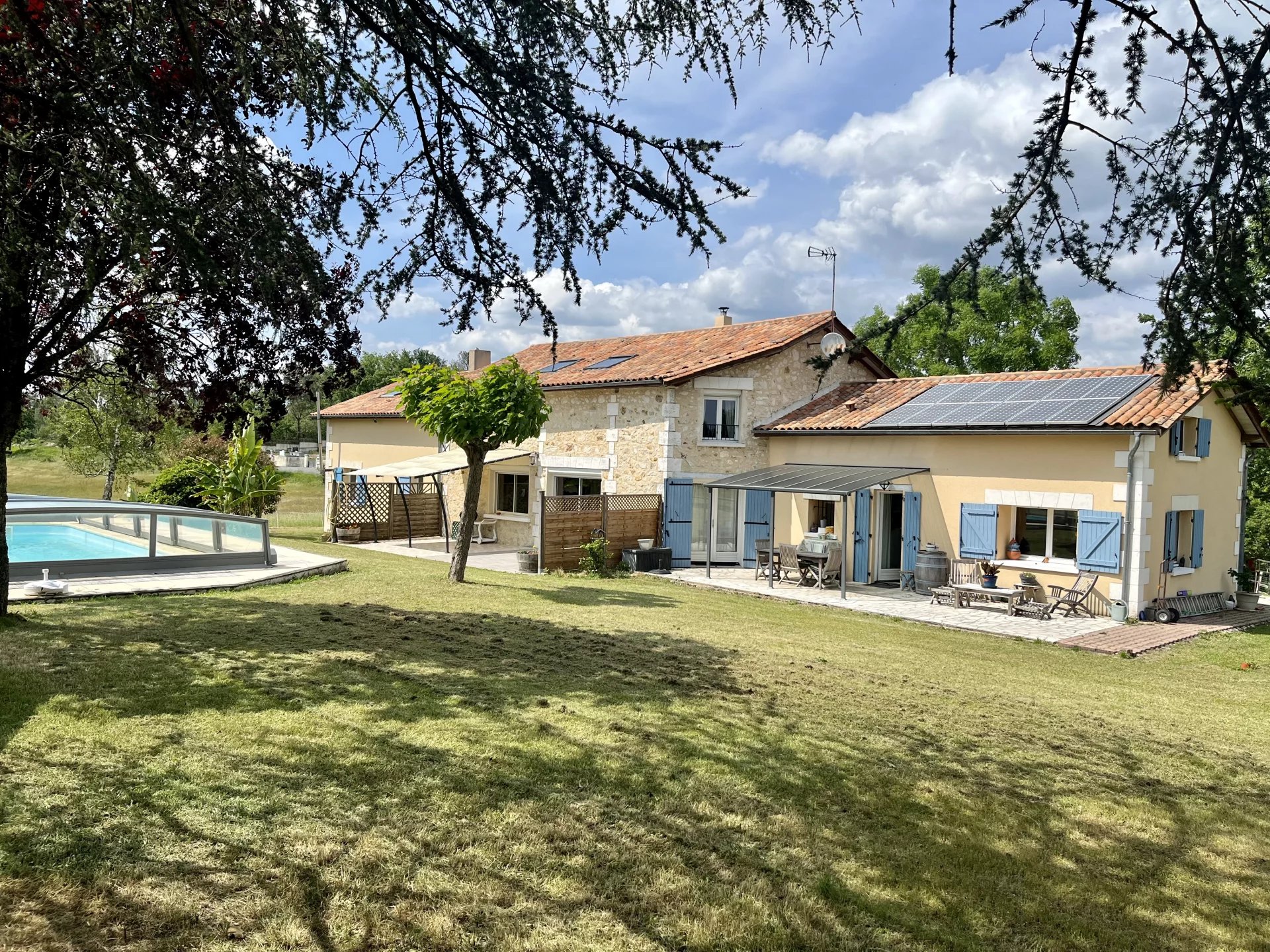 Belle maison familiale avec maison d'amis, piscine, 39 hectares de terrain dont un étang et des vues panoramiques!