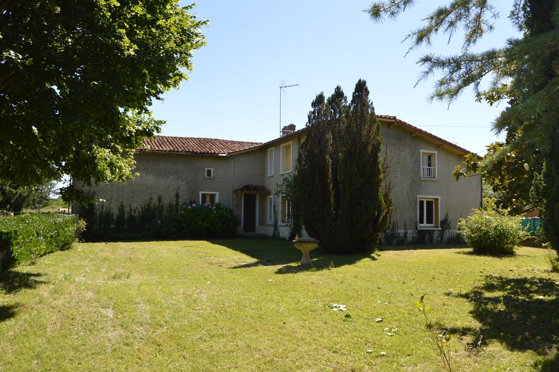 6 bed country property with large barn, 1684m² of land, just 5 min from Ruffec