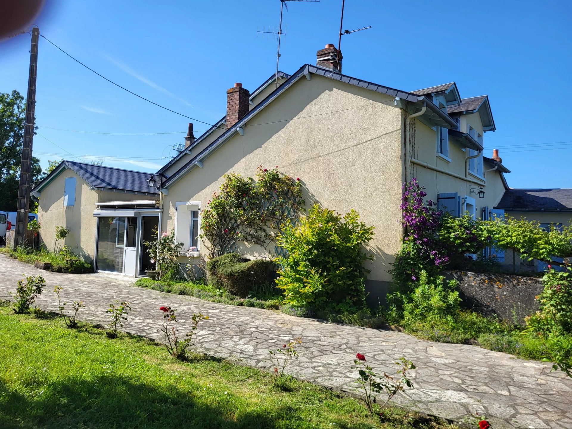Maison constituée de deux dépendances sur un terrain de 15000m² proche du centre ville