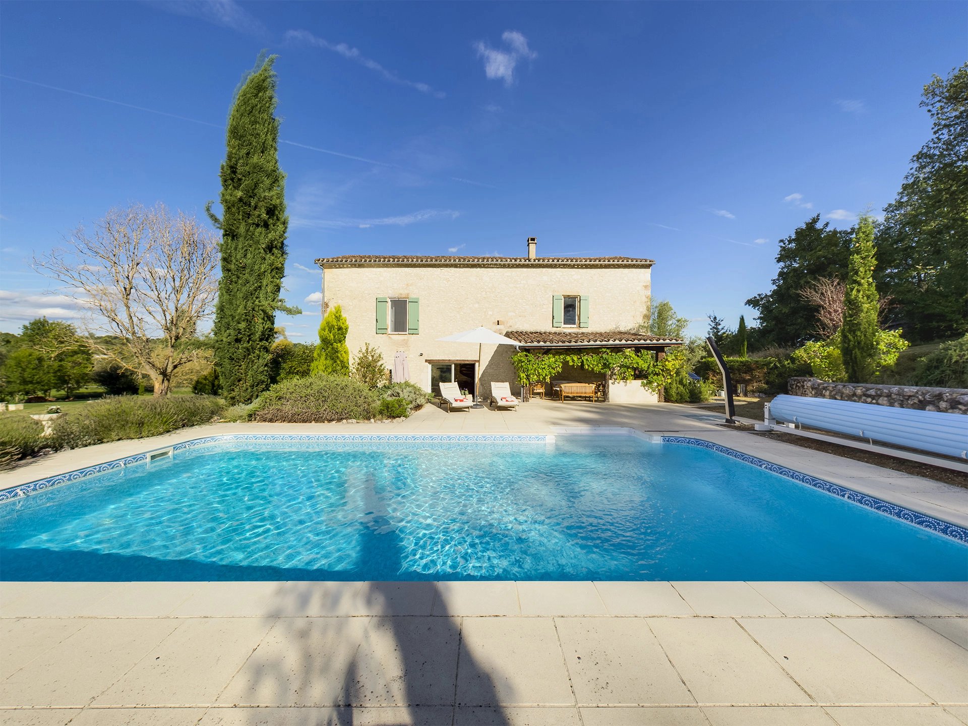 Stunning property with 3 bedrooms and swimming pool