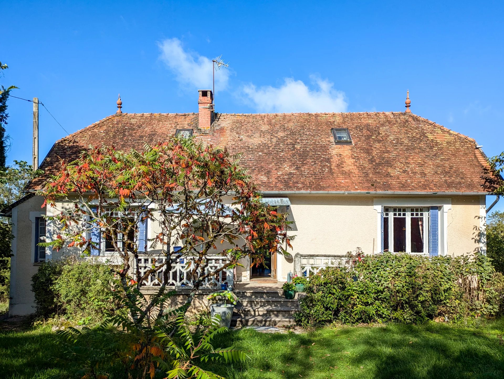 Tranquil country cottage with large garden