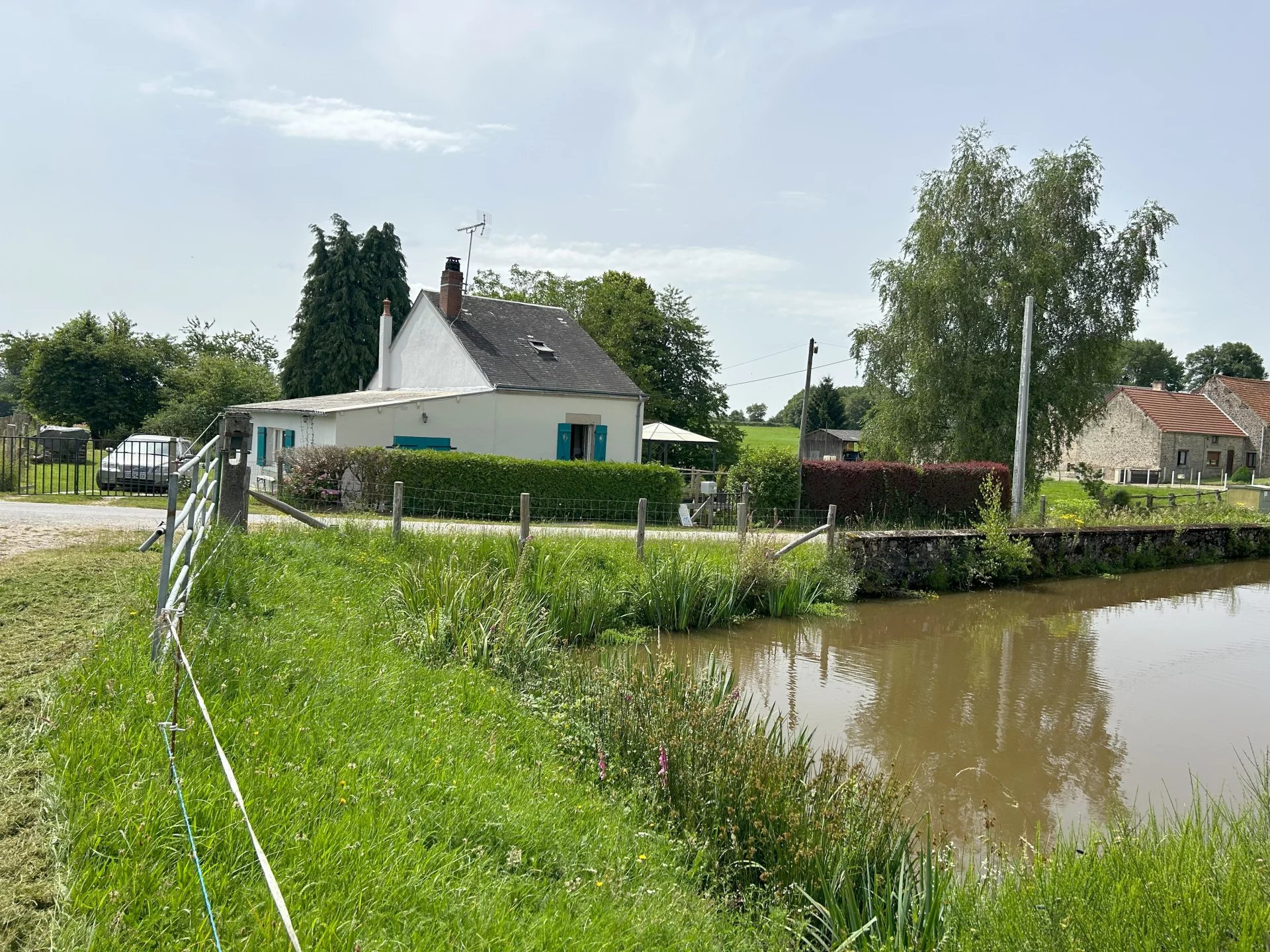 Pretty detached house opposite a lake