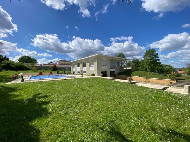 Architect-designed house with swimming pool