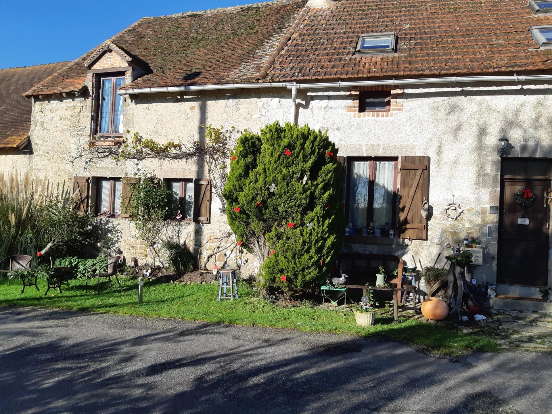 Turn of the century farmhouse, 76m frontage, numerous outbuildings, lovely in ground pool