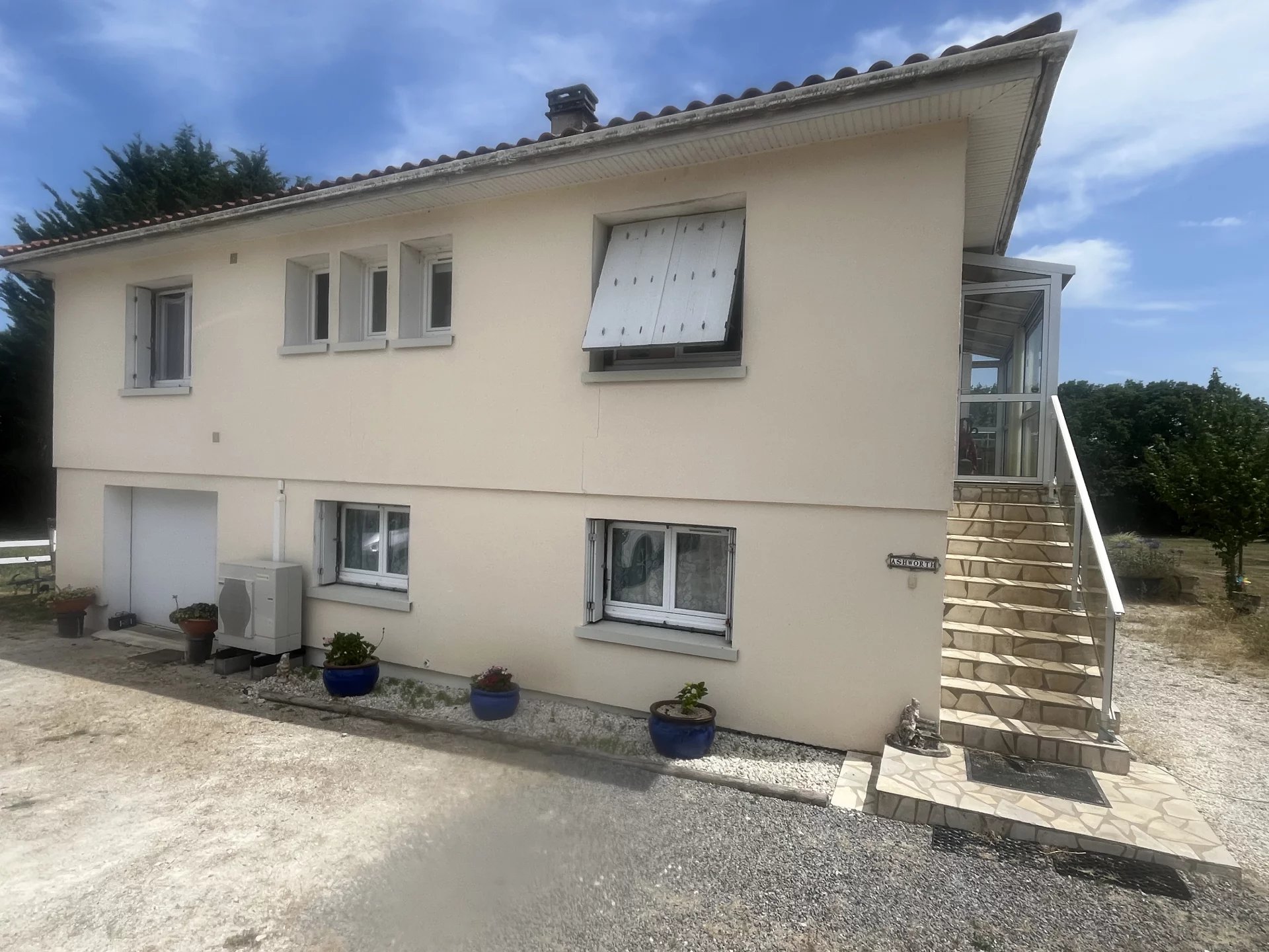 Maison moderne en milieu rural