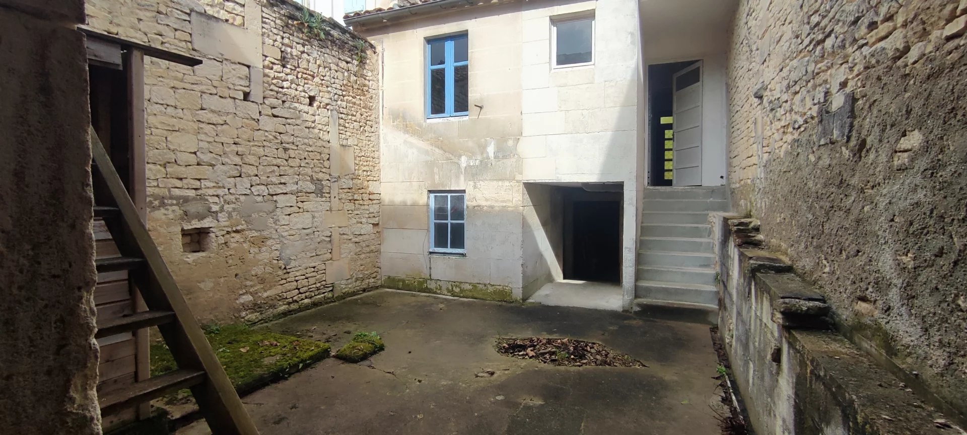 Village house in walking distance from centre of Jarnac with courtyard