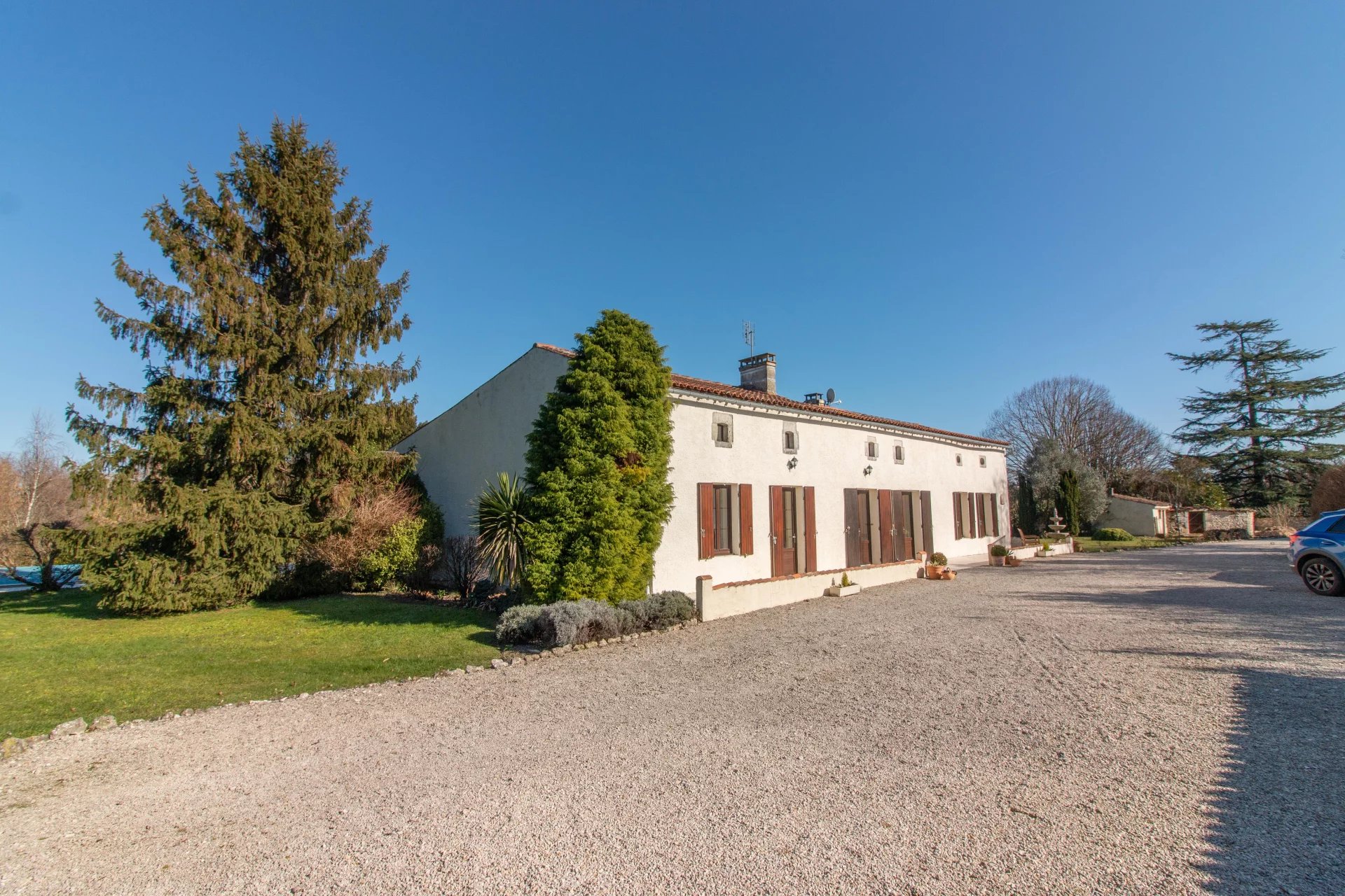 Maison spacieuse située dans son parc avec piscine