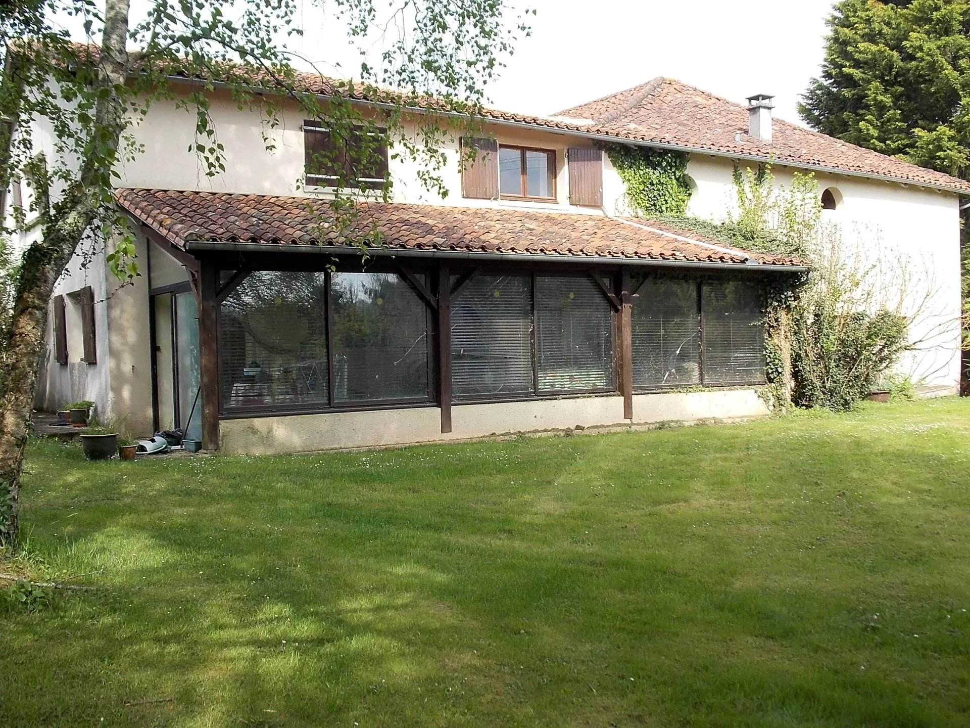 Large 4 bed house with barn, swimming pool, conservatory and garden