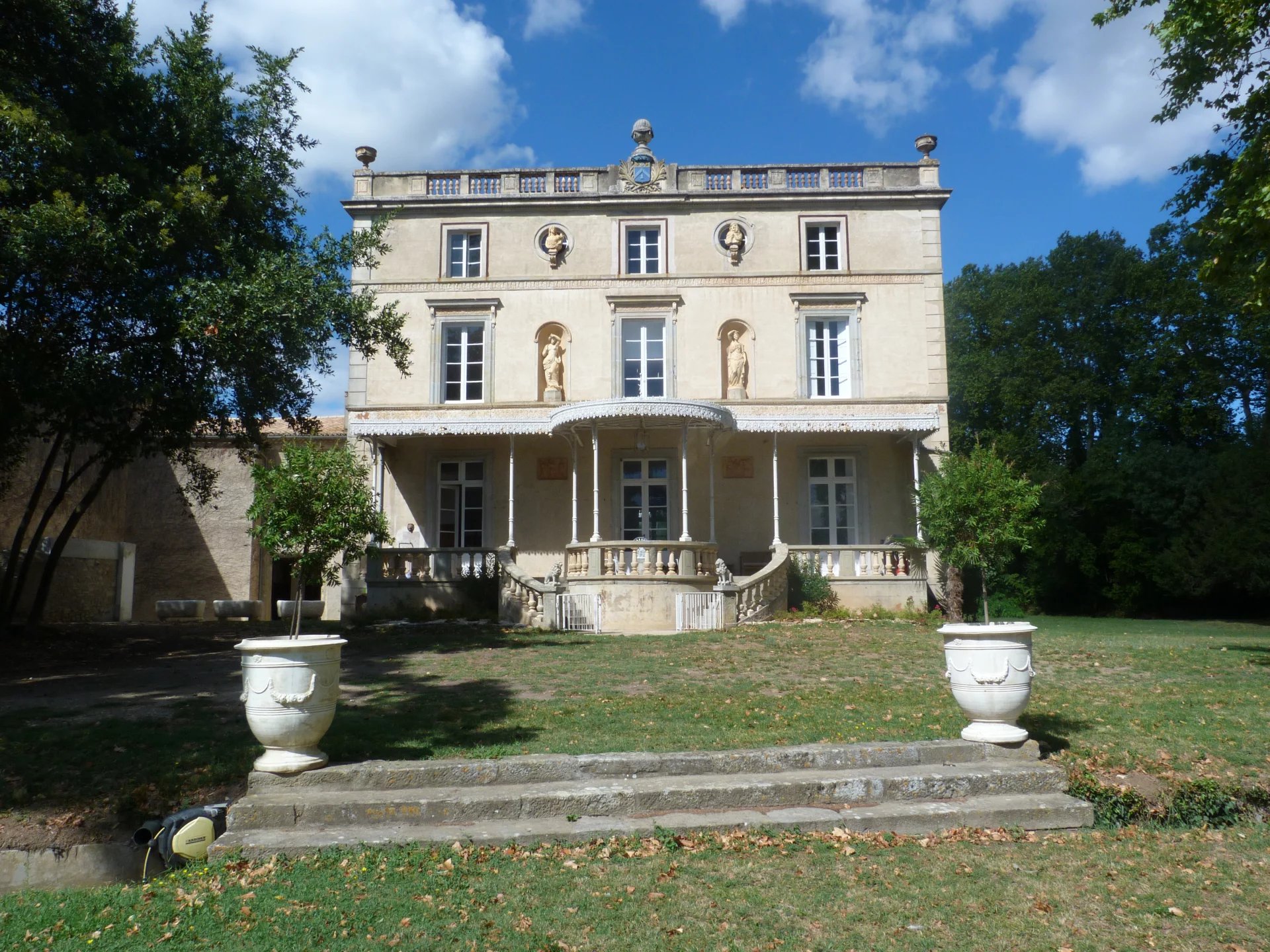 Château rénové avec gîte, jardins, piscine et lac.