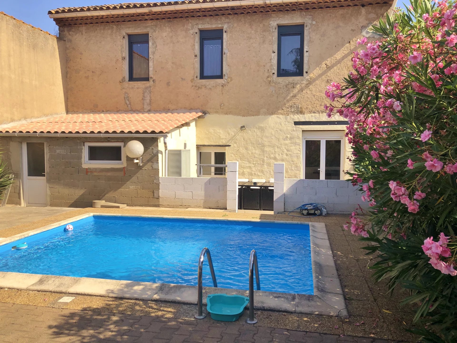 Capendu - Spacieuse propriété de village avec jardin et piscine.