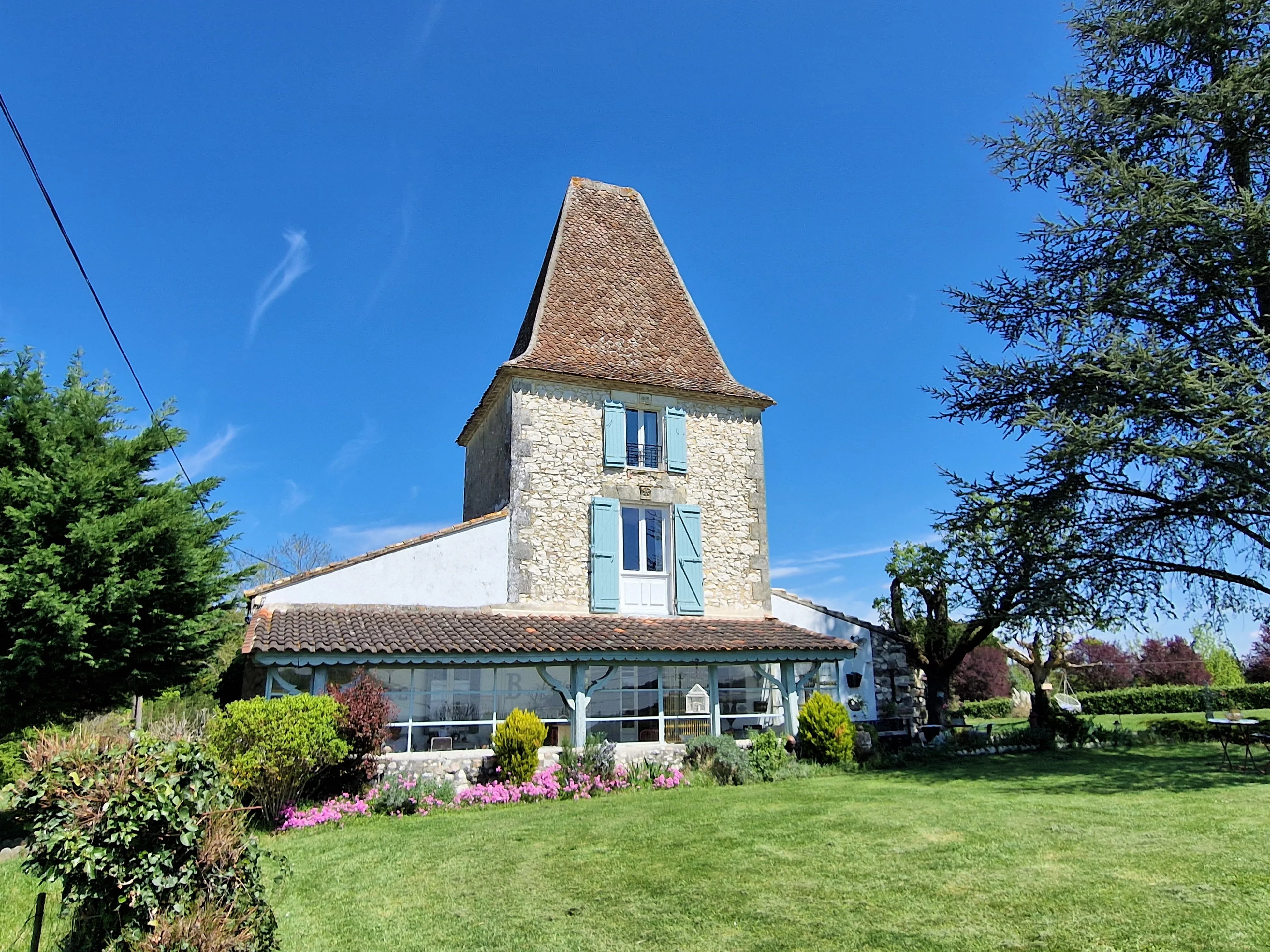 Eye catching 3/4 bedroom stone house near Villeréal!