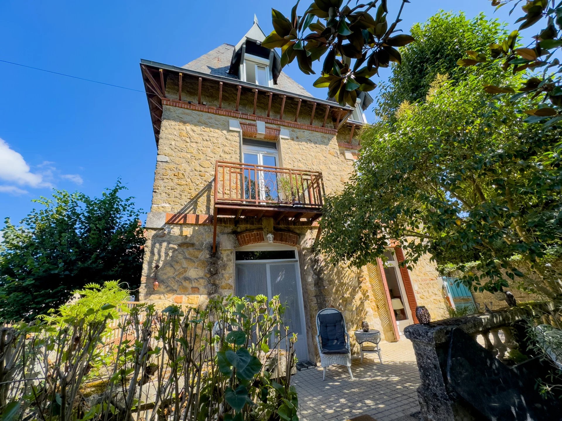 Elégante maison de ville de caractère dans un bourg avec de grandes commodités