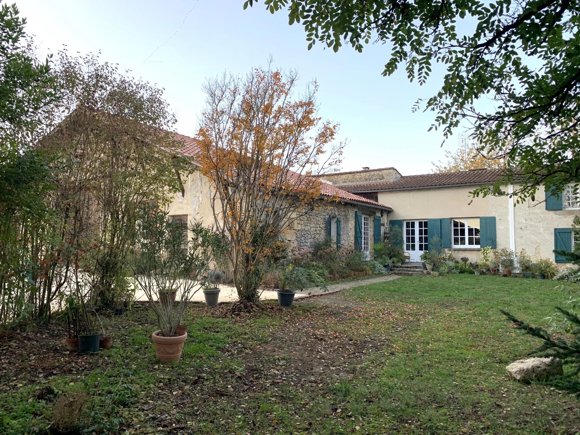 Ancienne ferme du 19ème siècle en bordure de village, à moins d’une heure de Bordeaux