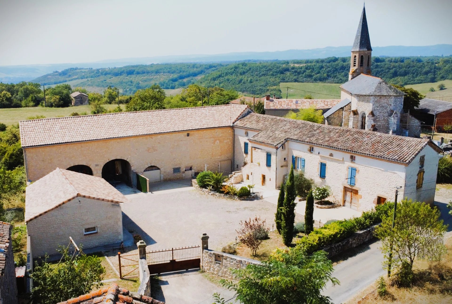 Superb restored farmhouse offering almost 700 m² of living space