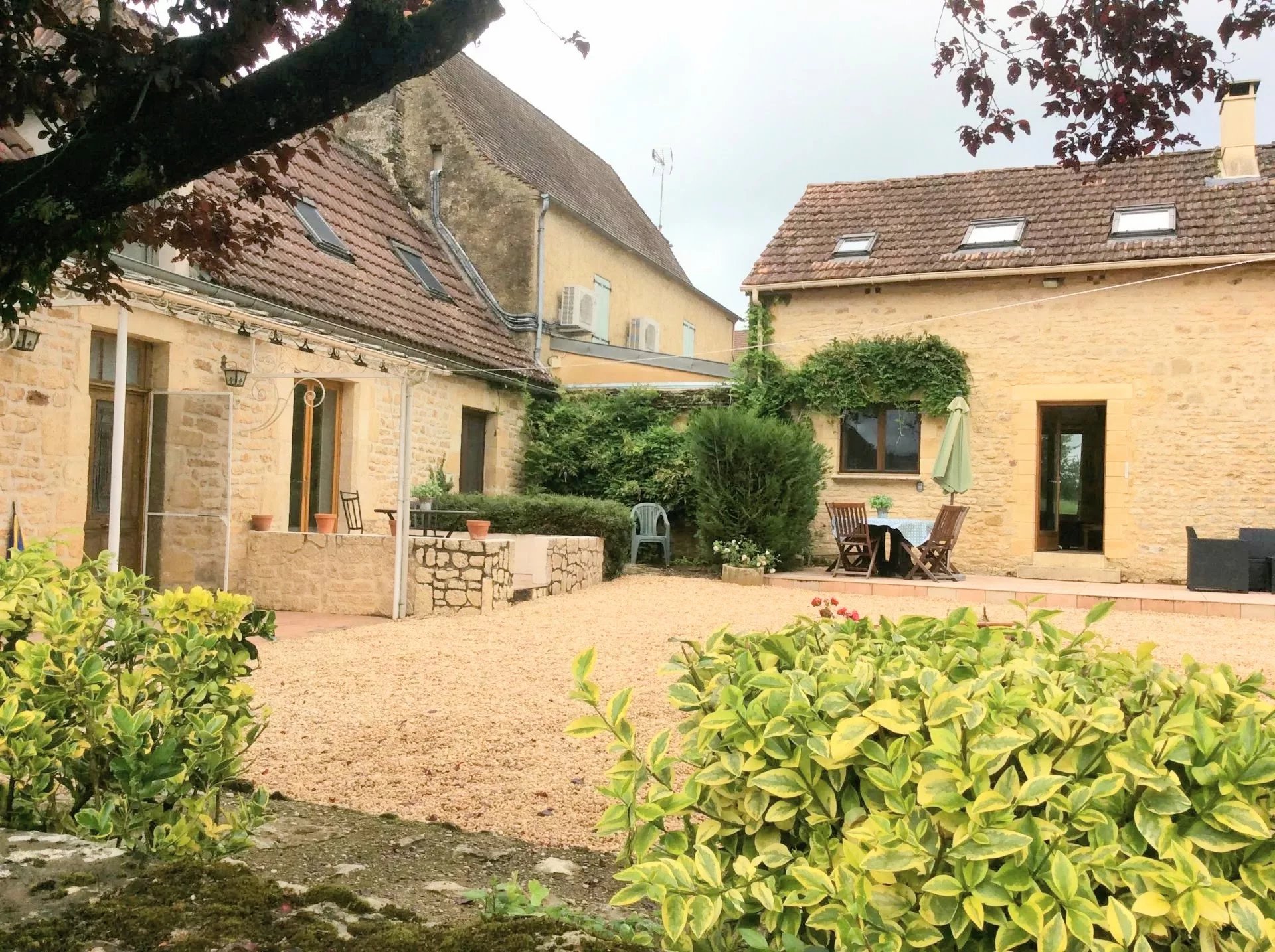 Parfaitement situé à proximité de Sarlat et Montignac - ensemble de bâtiments avec piscine