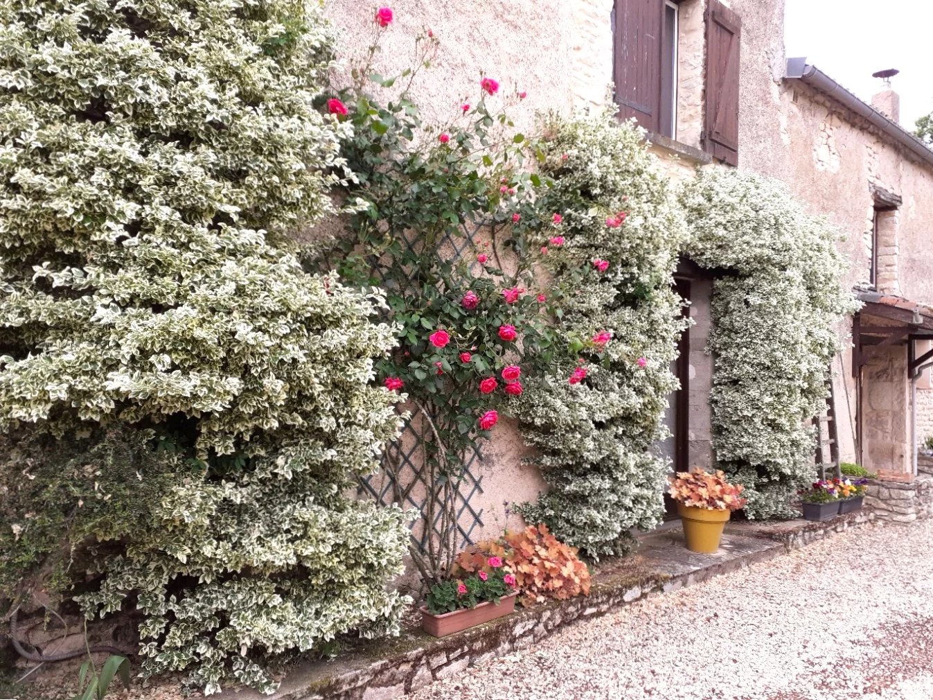 Ferme traditionnelle avec un superbe jardin