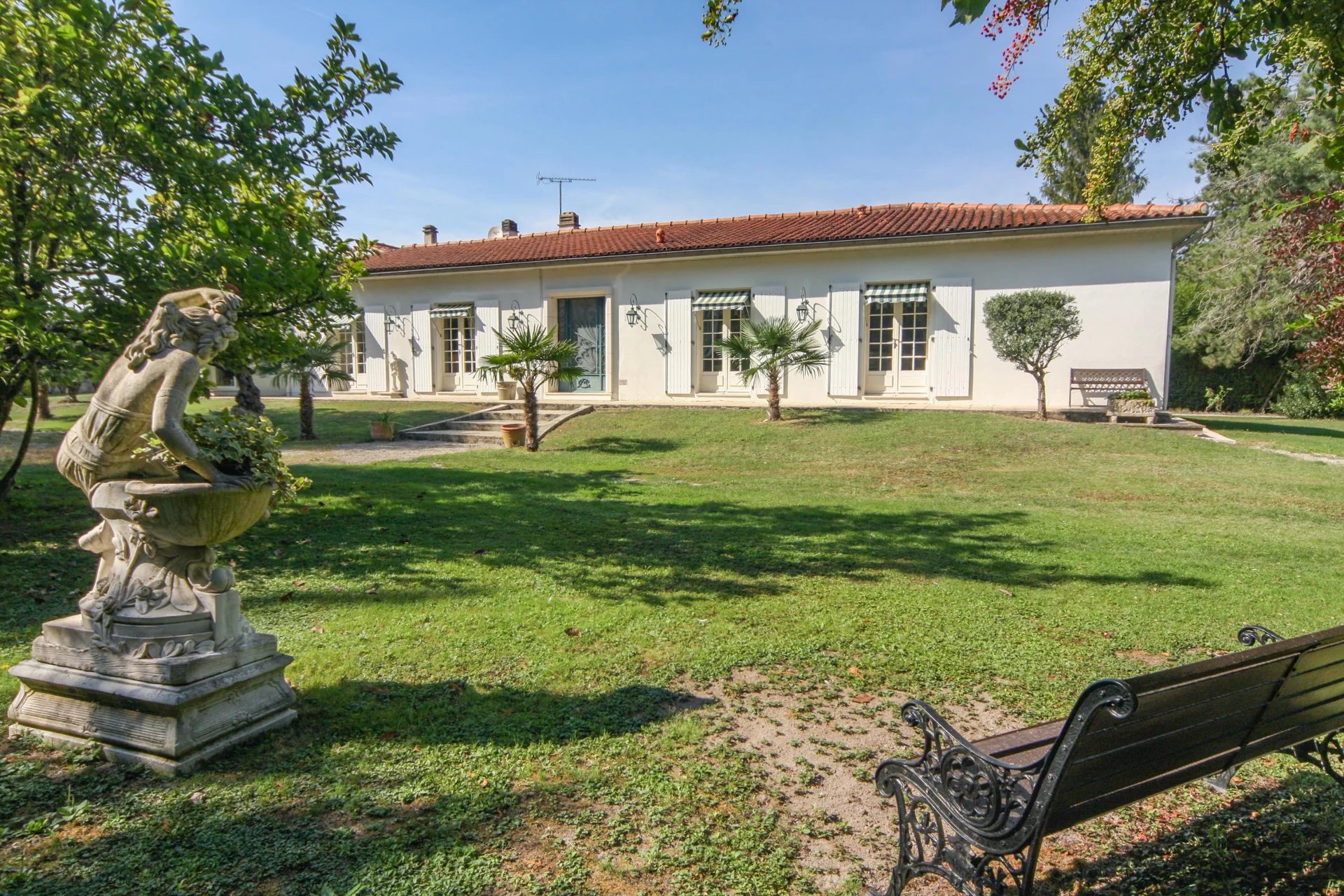 Very spacious single-storey house on the edge of town