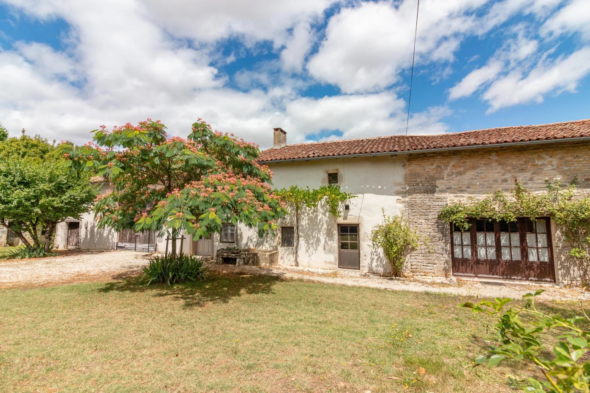 Spacious house with guest house, barns and pool