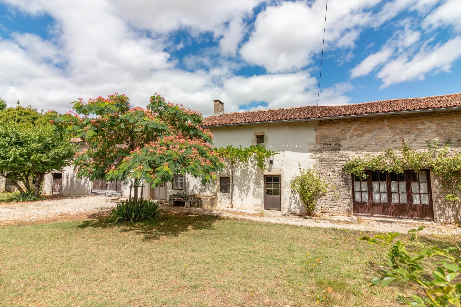 Belle maison spacieuse avec maison d'amis, granges et piscine