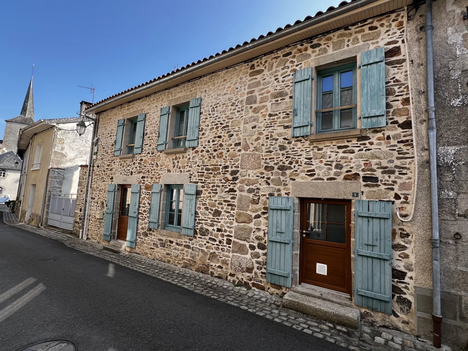 Grande maison à double façade avec un logement flexible dans un très joli village avec des facilités.