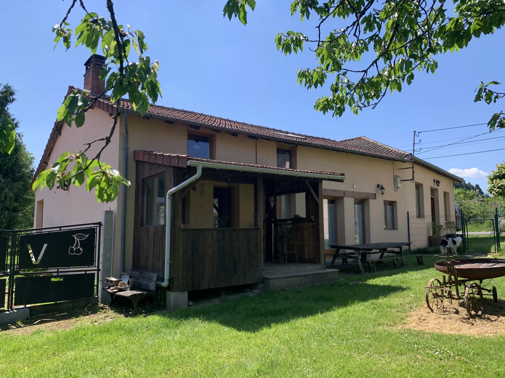 Magnifique Propriété Rénovée avec Espace Bar/Restaurant et Maison D'amis