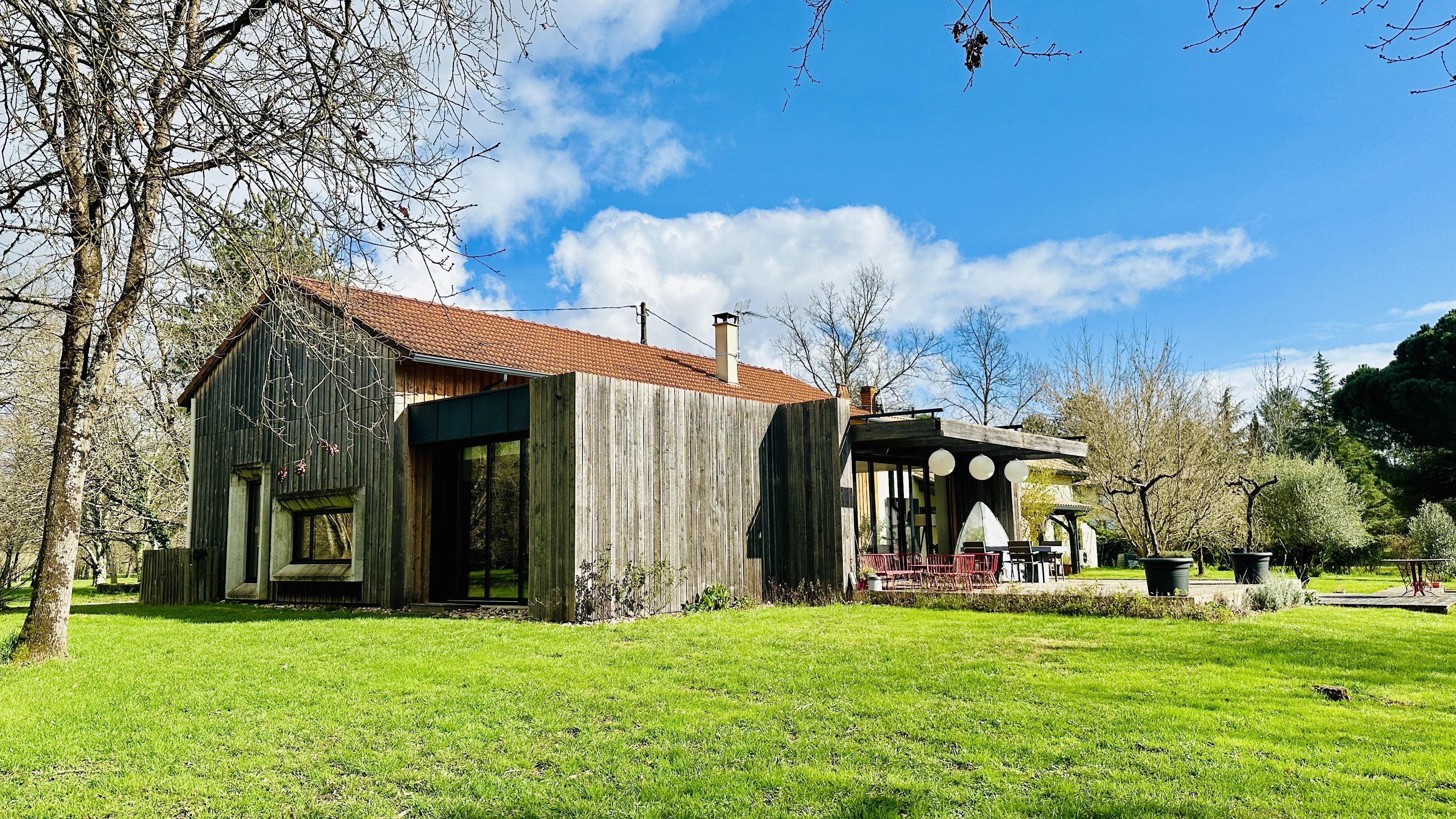 Stunning renovated barn with attached guest annex overlooking river Dordogne