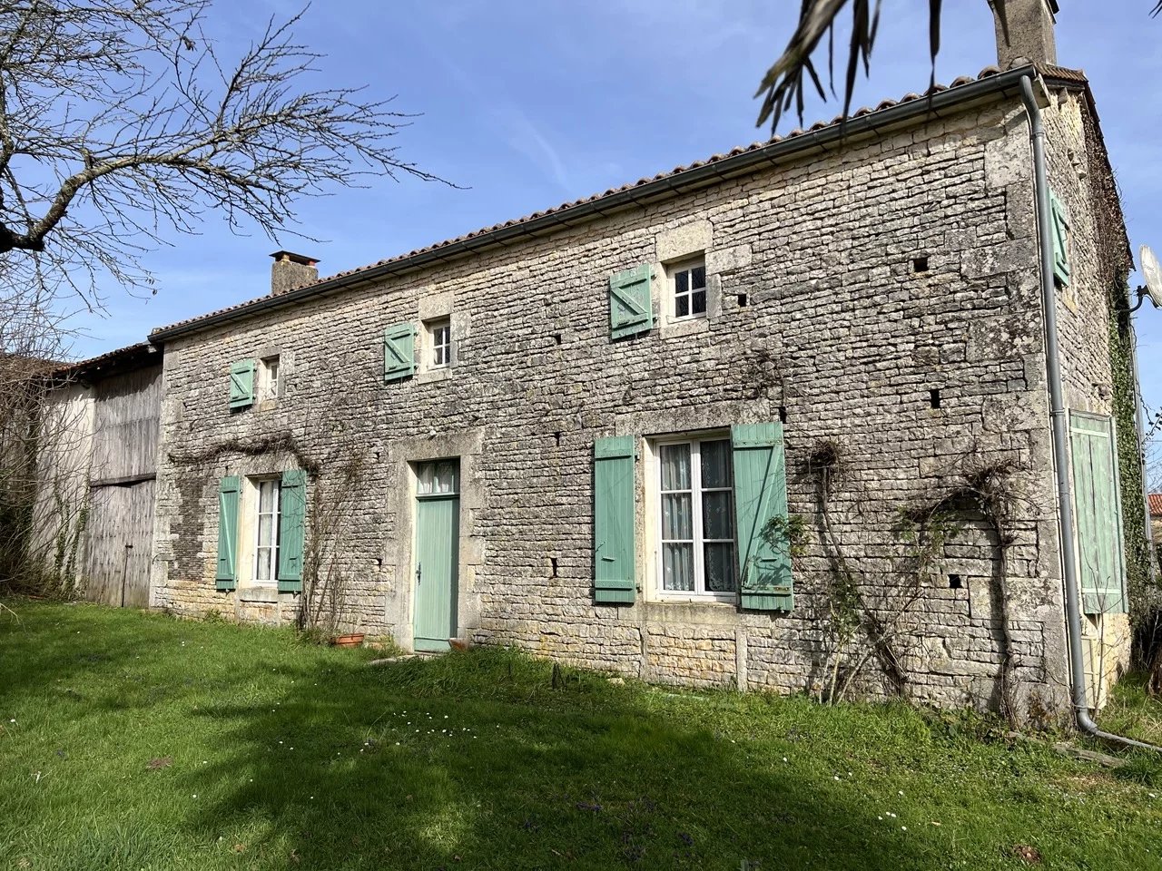 Belle maison en pierre avec jardin en bordure de l'eau