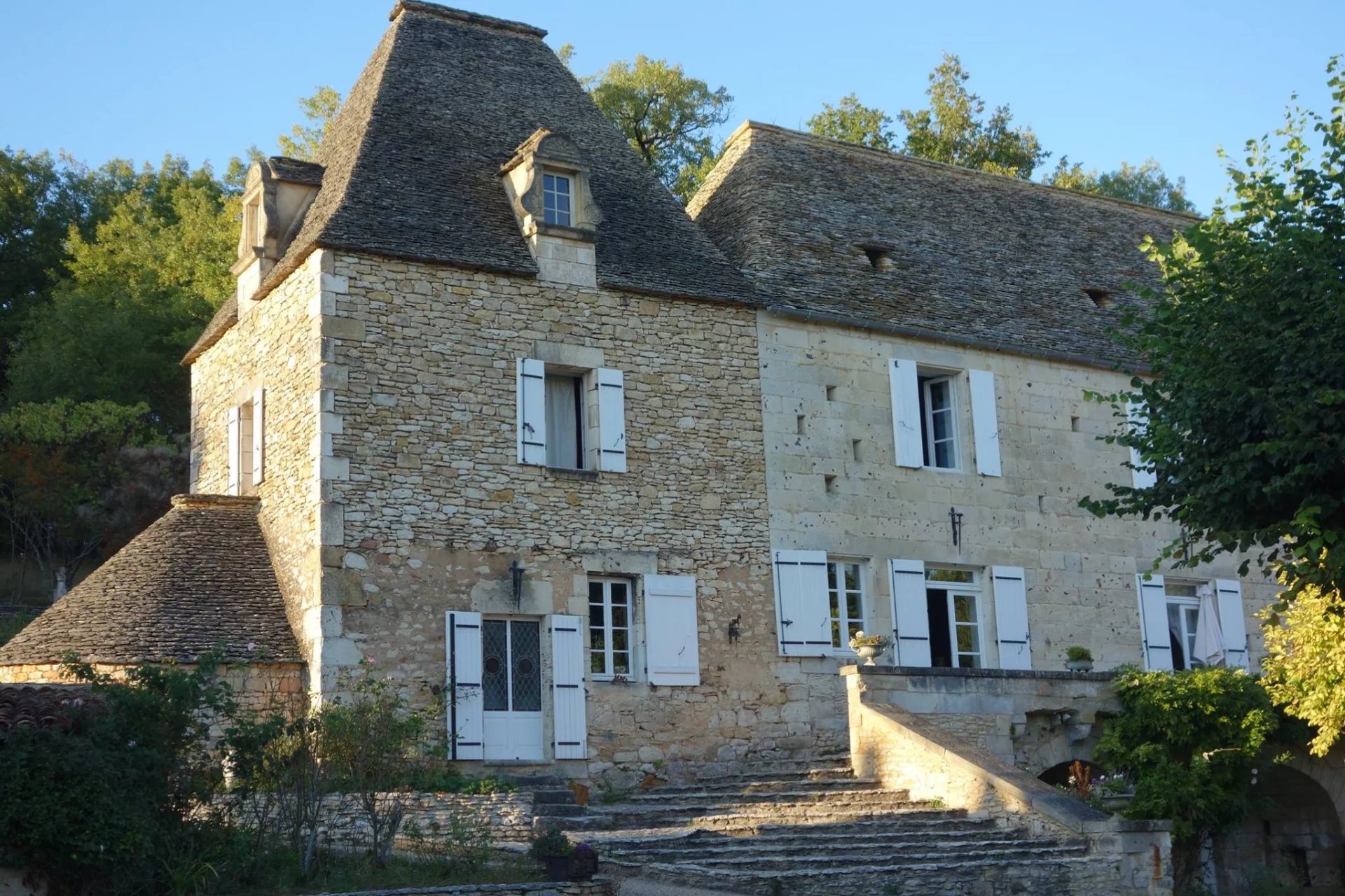 16th-century estate with main house, 5 guest houses and pool.