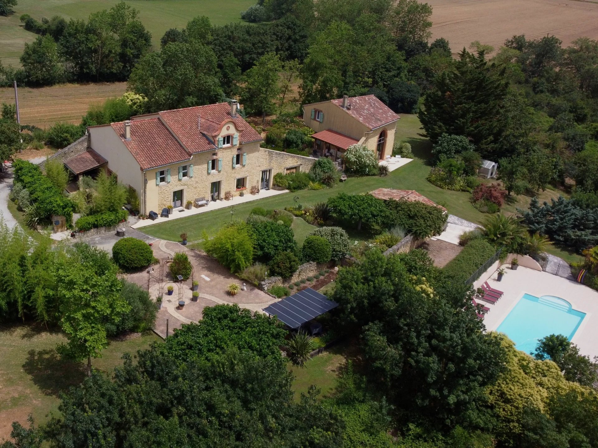 Renovated domaine of 3 houses, views of the Pyrenees, pool and fabulous garden