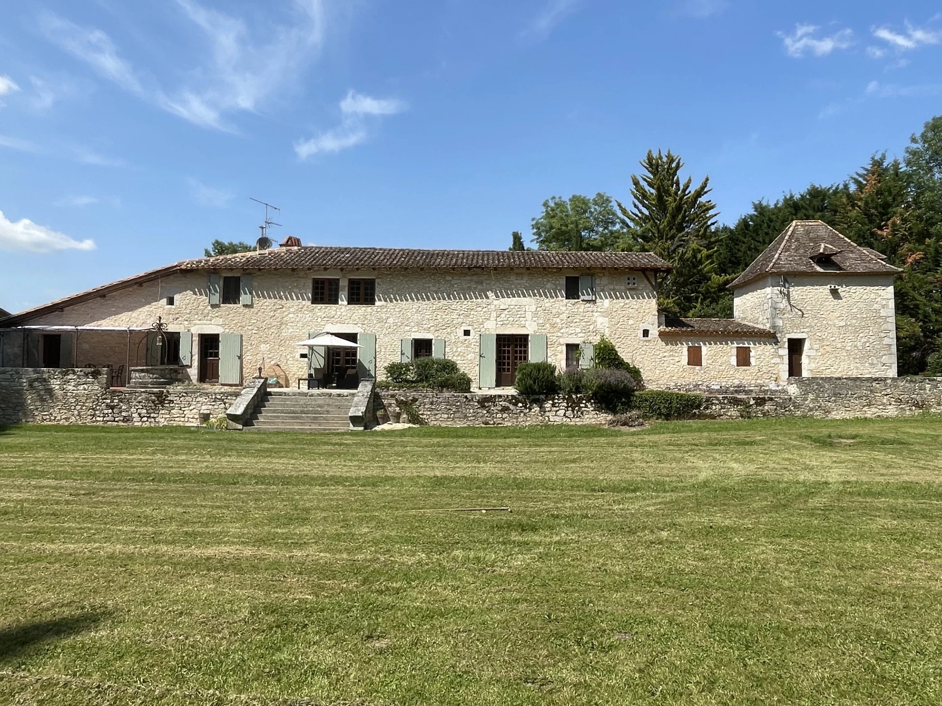 Large farmhouse with guesthouse, 2 pools and outbuildings
