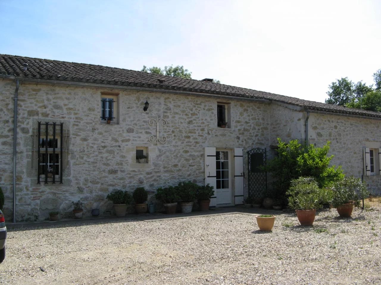 Investment Opportunity - Large stone property with 3 houses, barn and land near Monségur