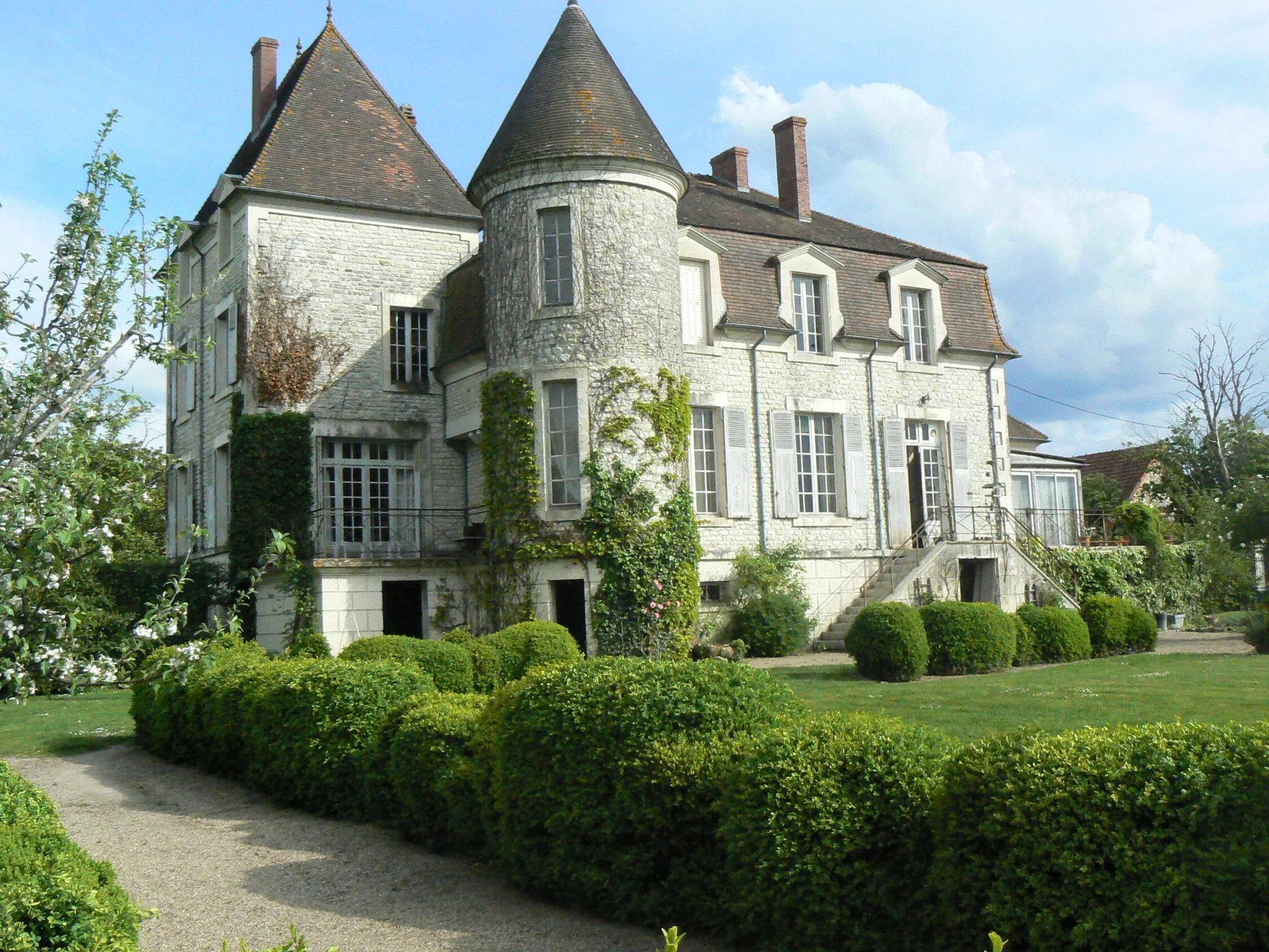 Chateau with 114 hectares of organic farmland plus equestrian facilities