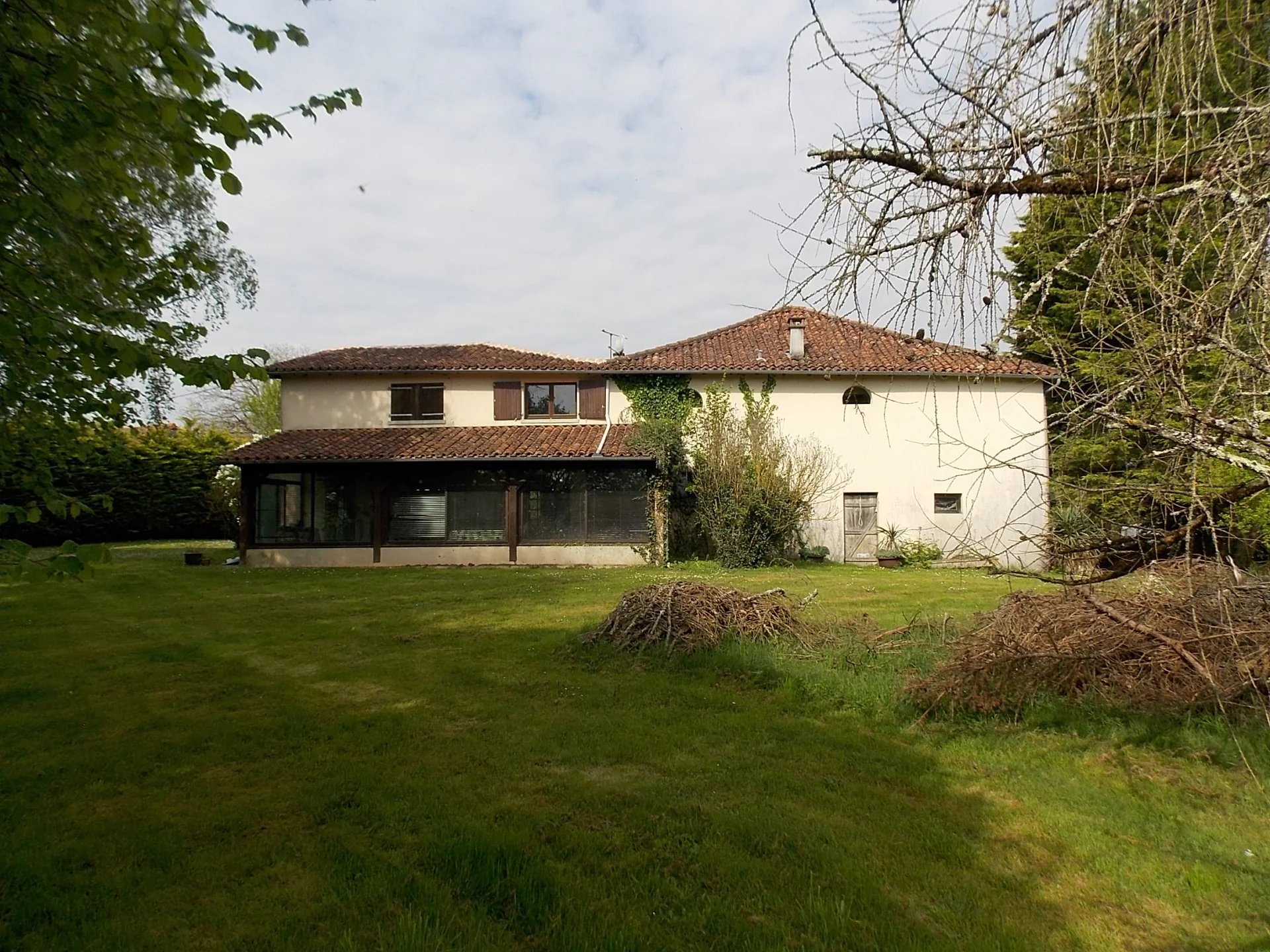 Grande maison de 4 chambres avec grange, piscine, véranda et jardin