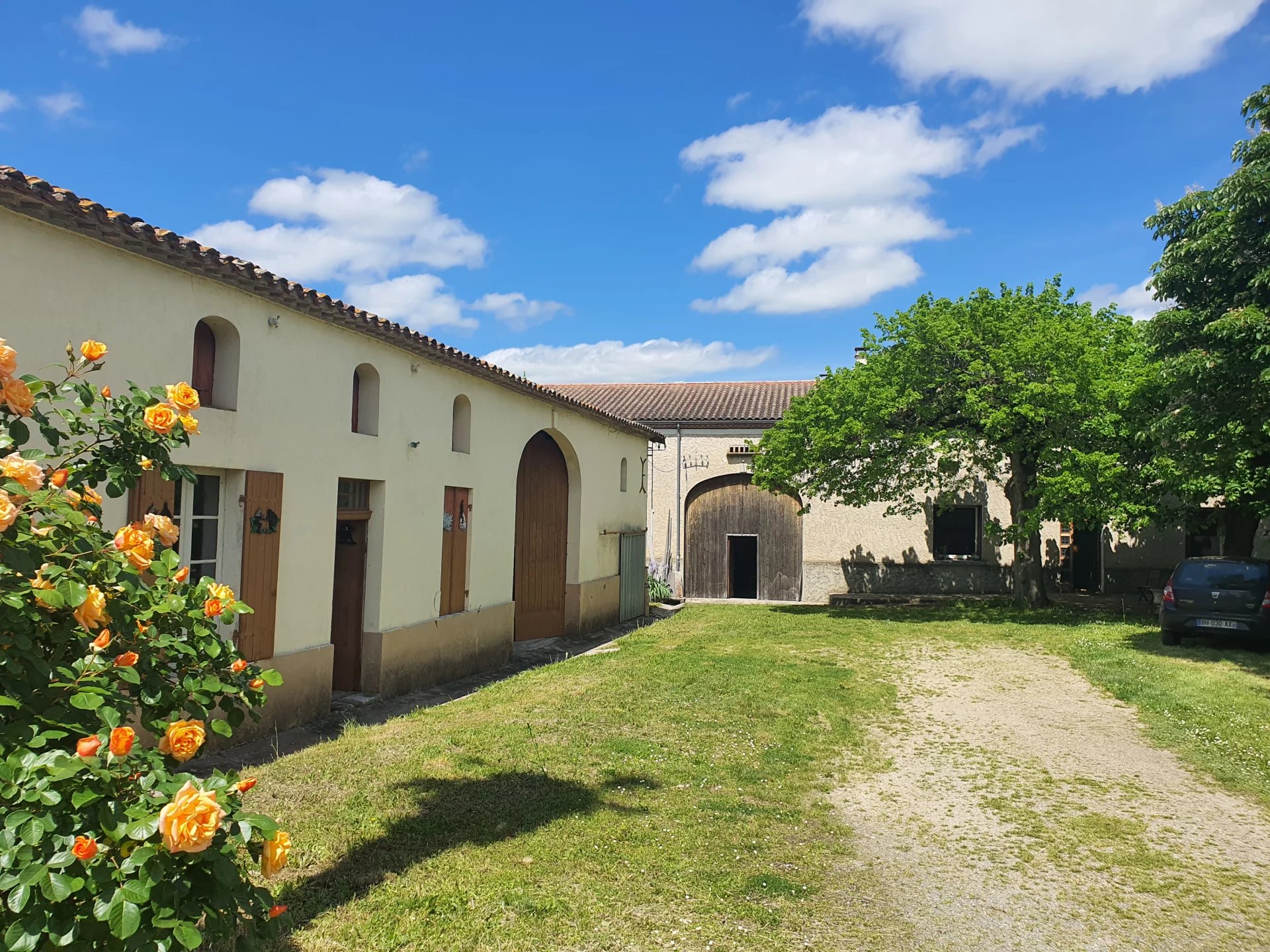 Propriété en pierre avec deux belles granges