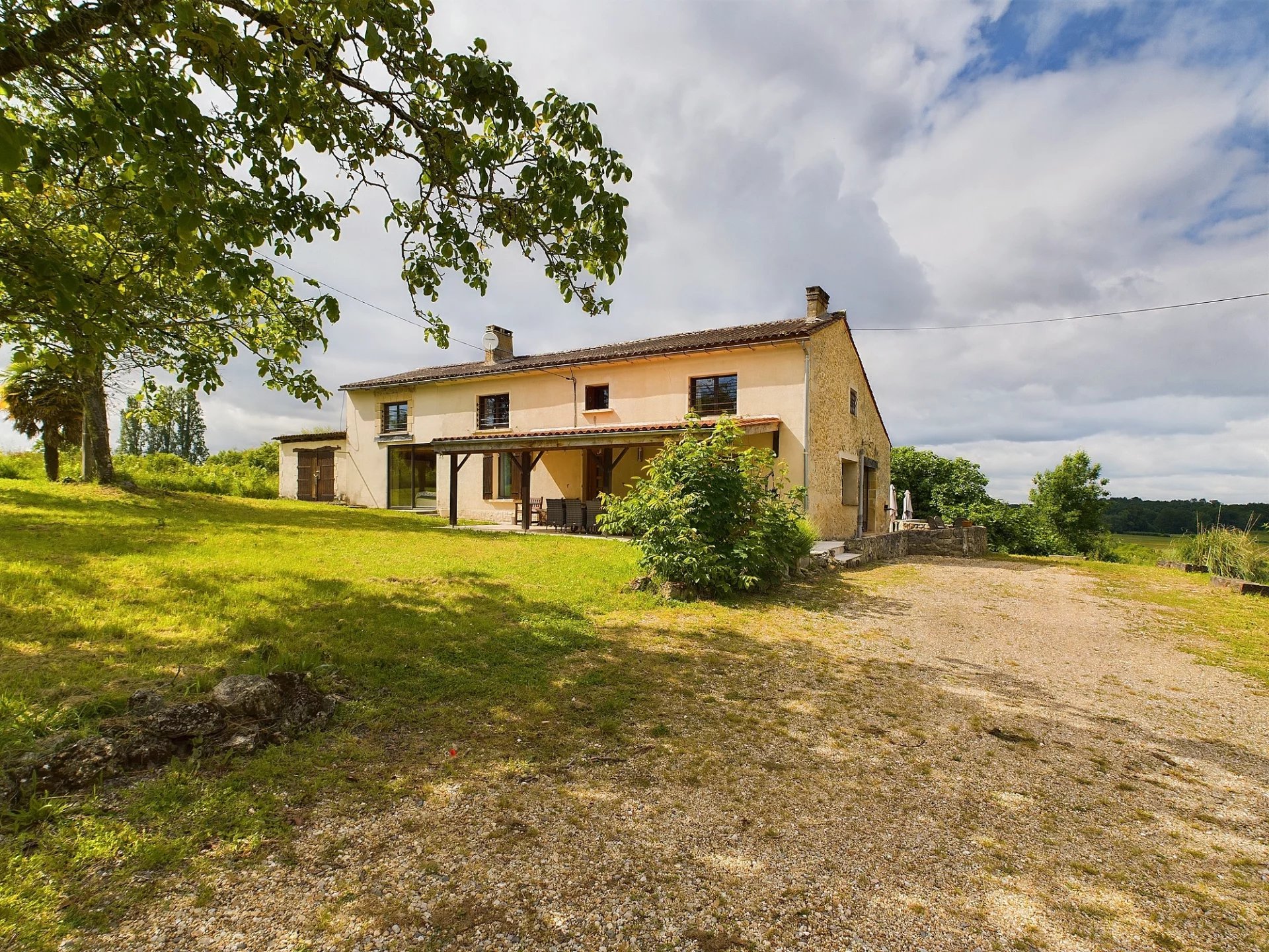 Maison 5 chambres avec parc, piscine et vues sur la campagne et les vignes.