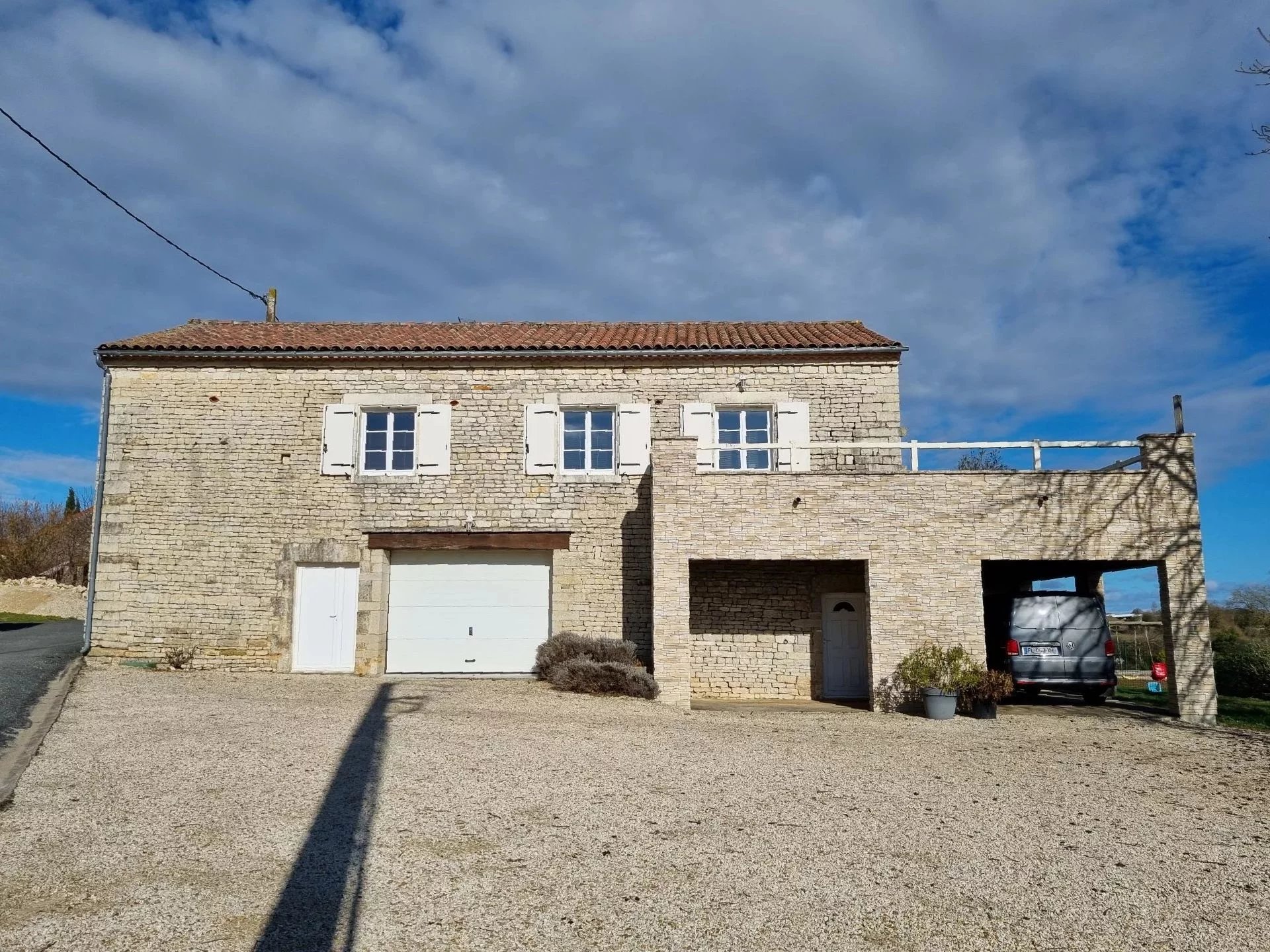 Belle grange rénovée avec goût avec dépendances et jardin