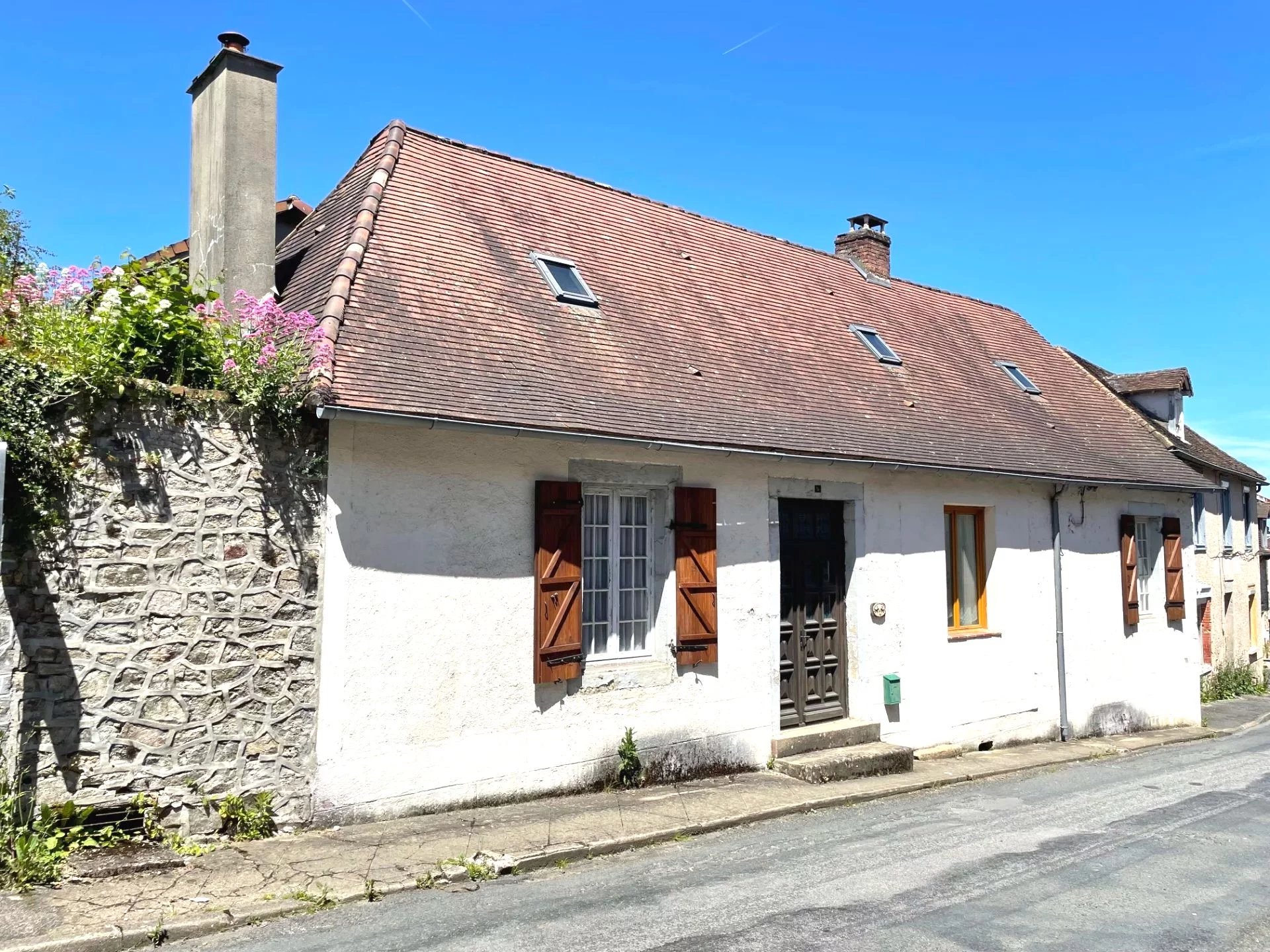 Spacious village cottage with large garden