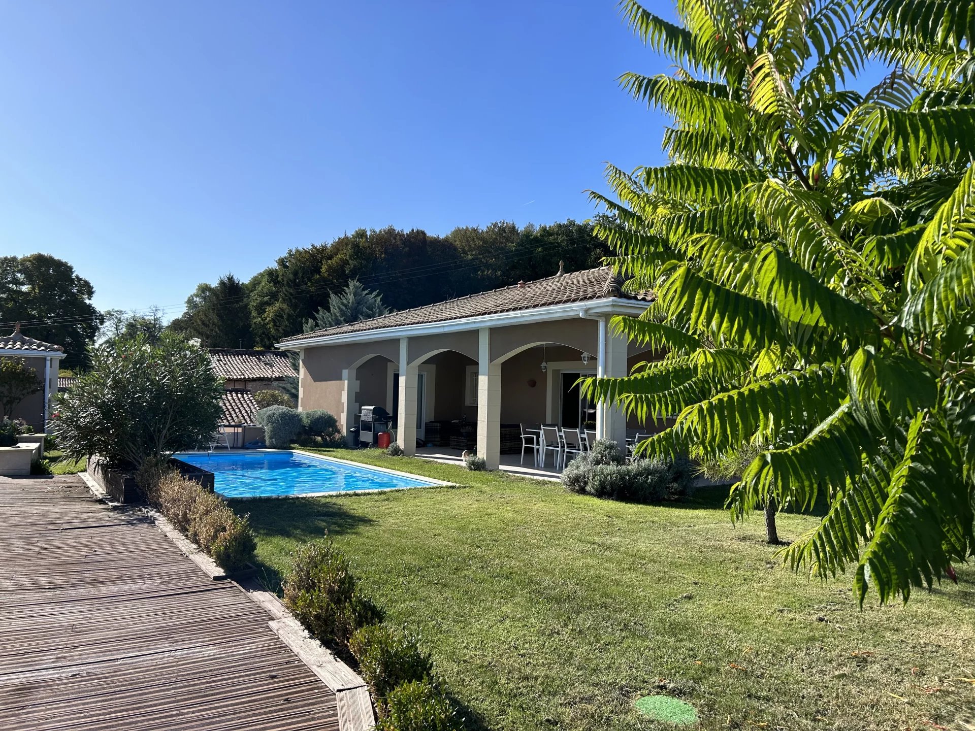 Elégant plain-pied avec piscine et possible gîte