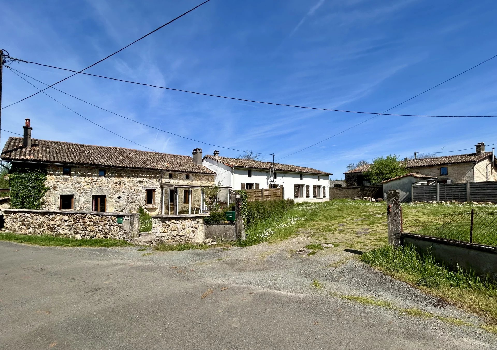 3 renovated village houses with outbuildings and 4500m2 of land