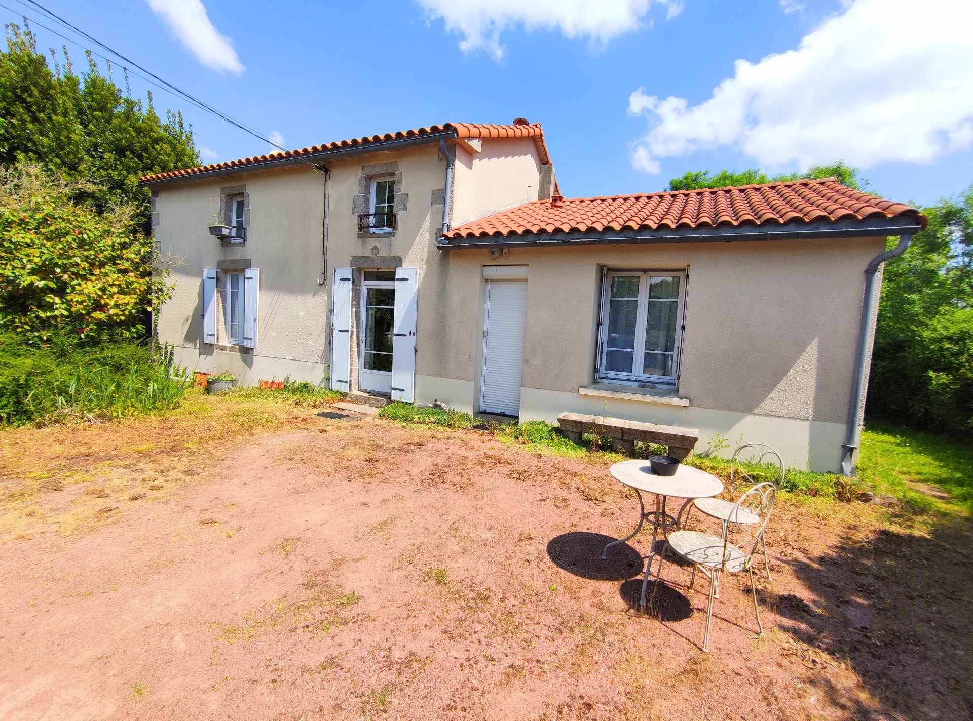 Maison lumineuse de 3 chambres avec terrain, charme rural et accès facile aux commodités