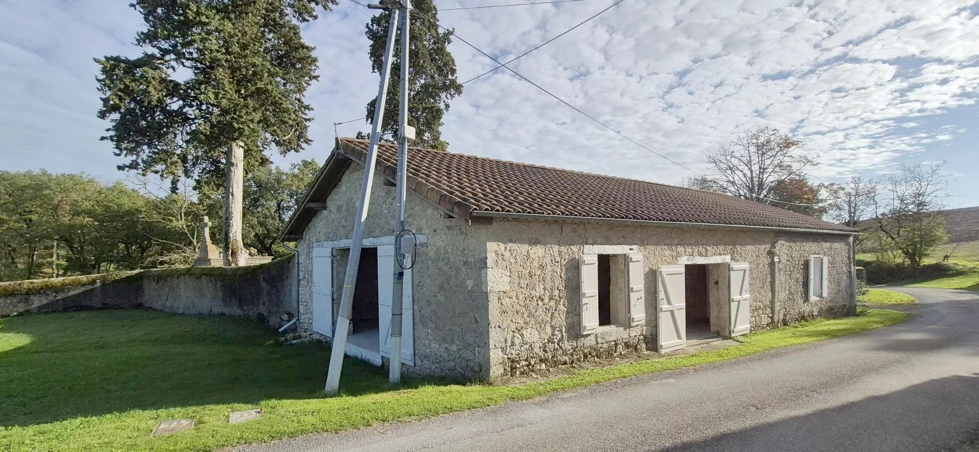 Stone house in need of restoration, in a quiet hamlet.